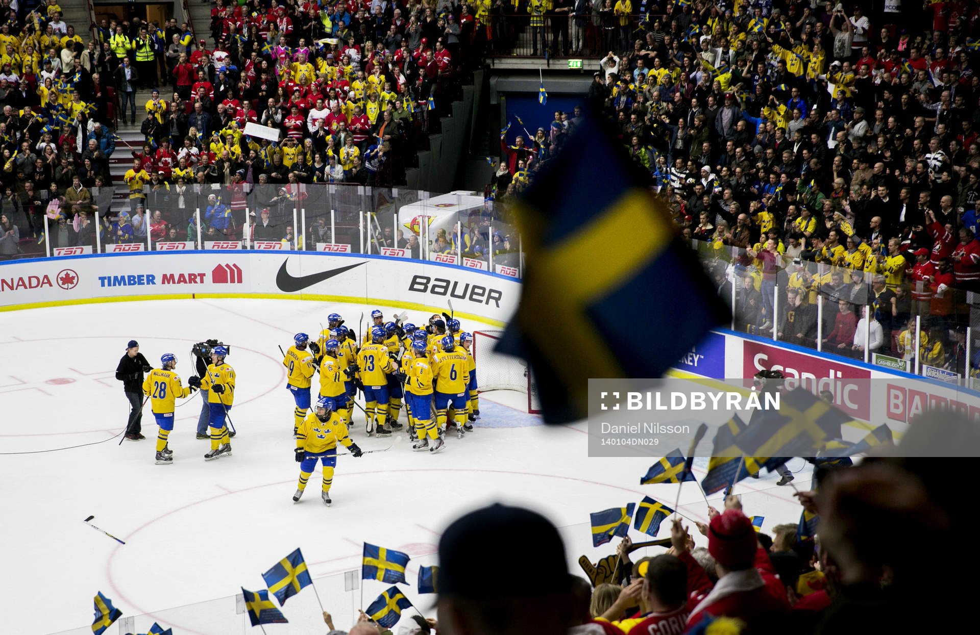 Sveriges lag och publiken i Malmö arena jublar