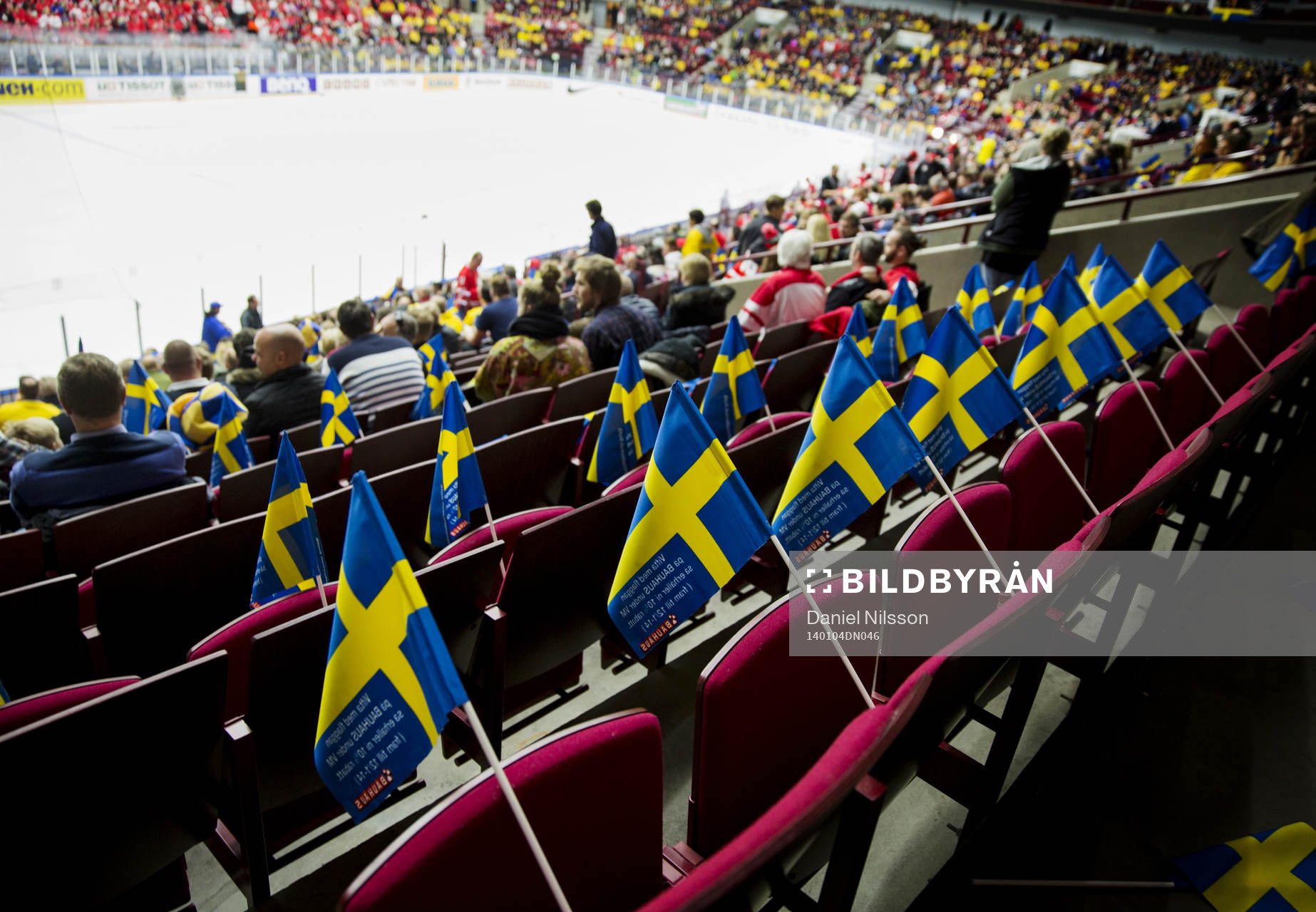 Mycket svenska flaggor utplacerade på läktaren innan