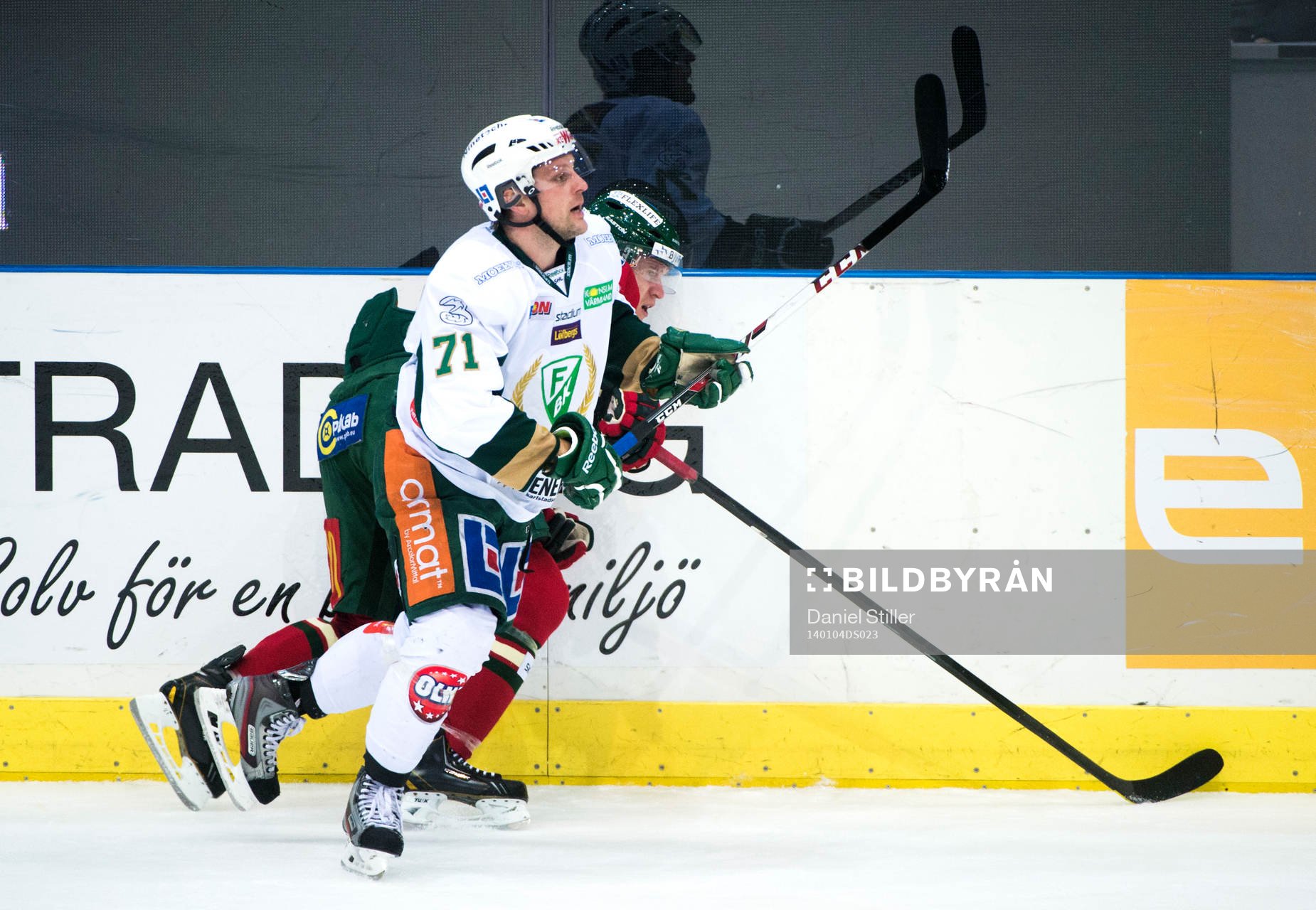 Färjestads Christian Berglund trycker till Frölundas