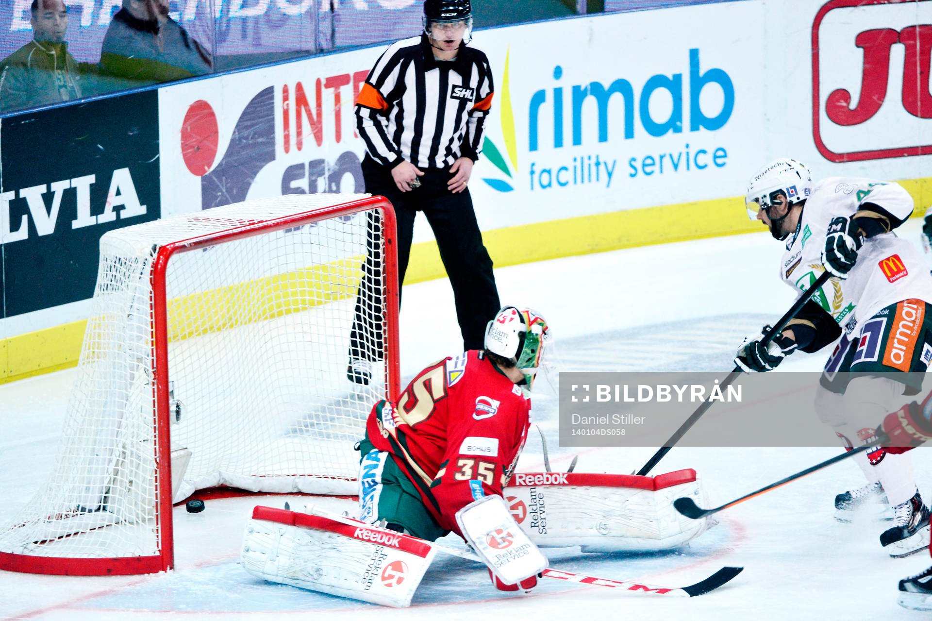 Milan Gulas gör 1 - 0 bakom målvakt Linus Fernström i