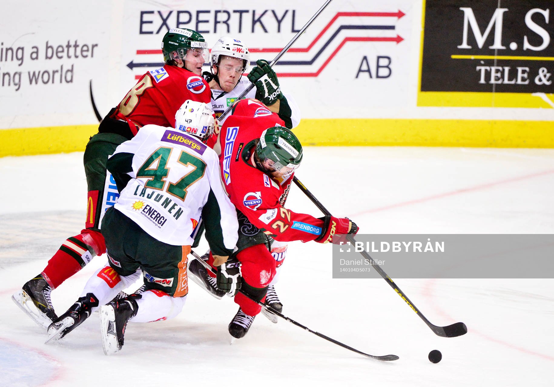 Robin Figren i Frölunda försöker få fatt i pucken