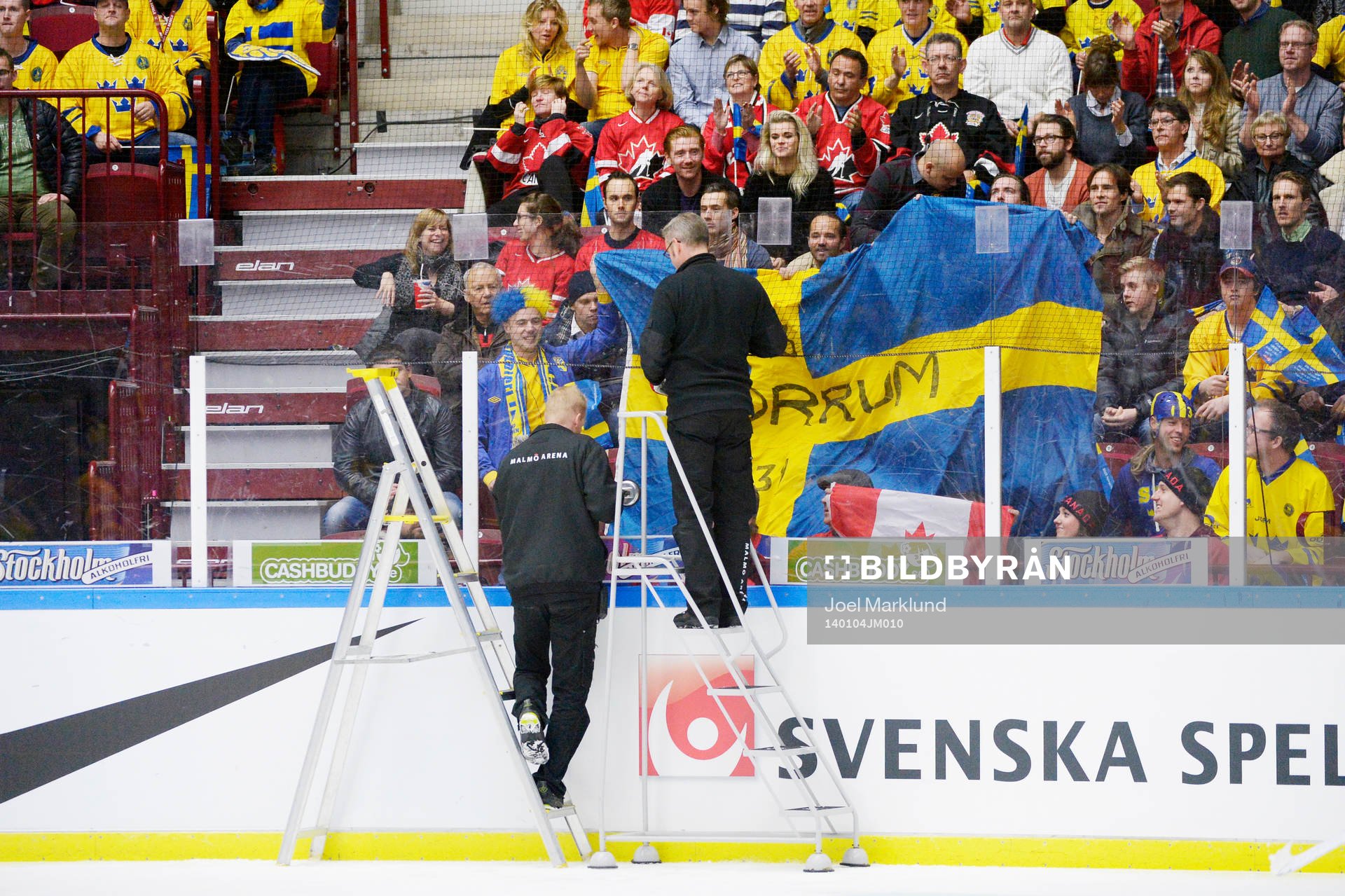 Matchen avbryts tillfälligt pga problem med plexiglaset