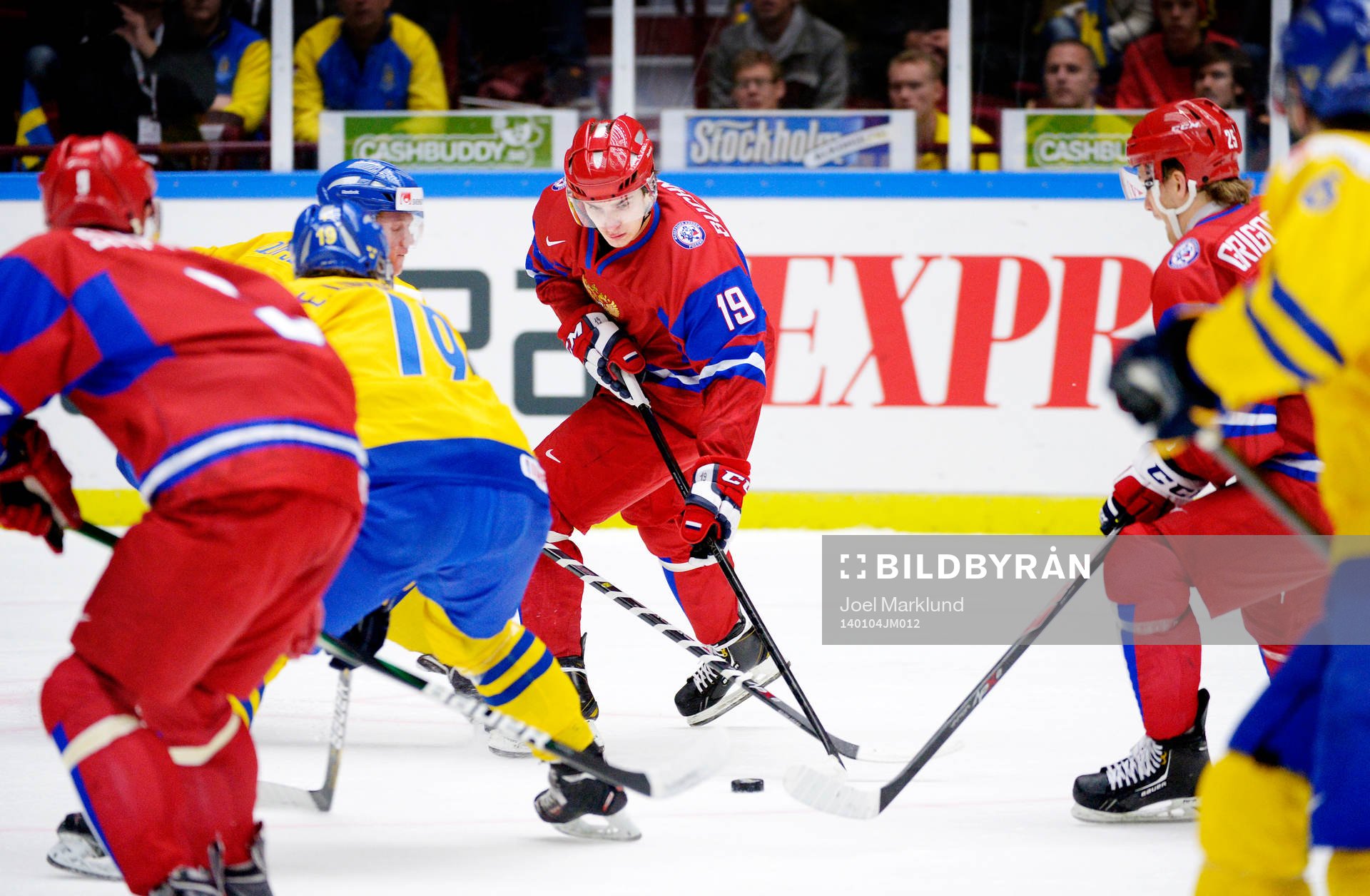 Pavel Buchnevich i Ryssland kontrollerar pucken