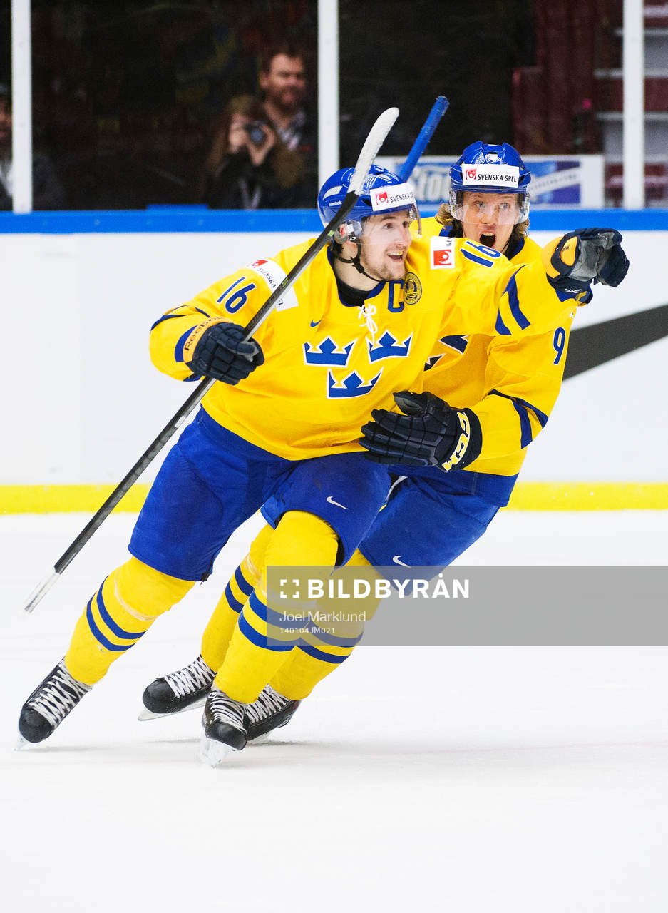 Sveriges Filip Forsberg och Jacob de la Rose jublar