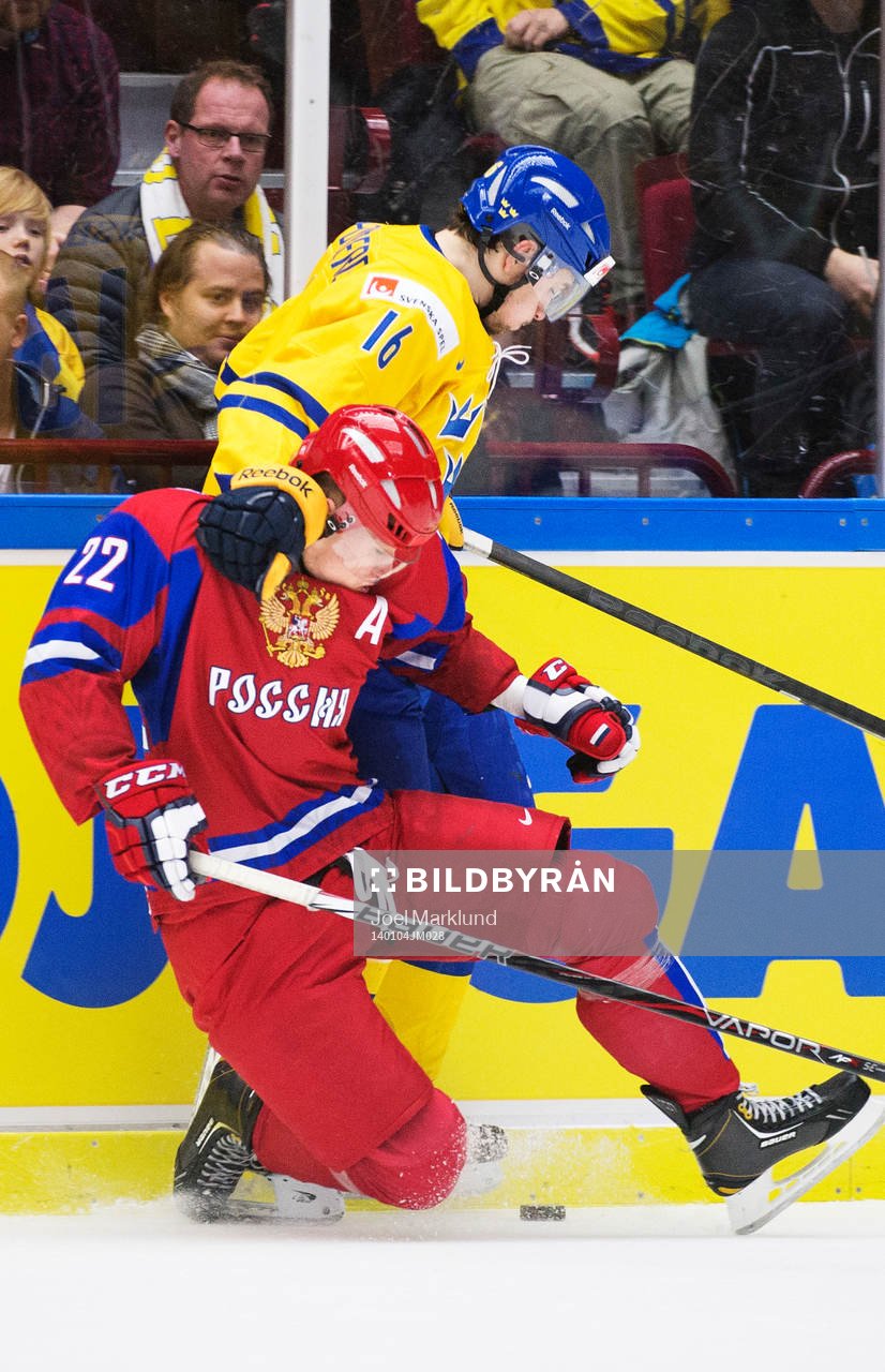 Rysslands Andrei Mironov i kamp om pucken med Sveriges
