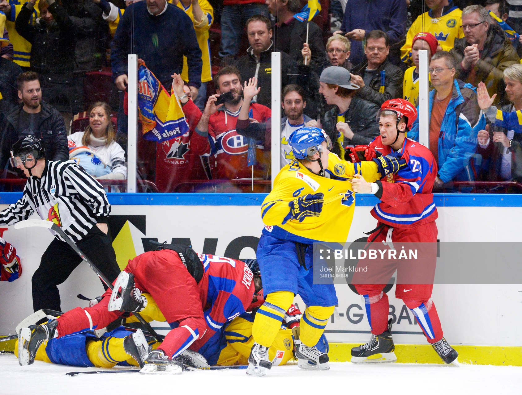 Sveriges Jesper Pettersson och Andrei Mironov slåss