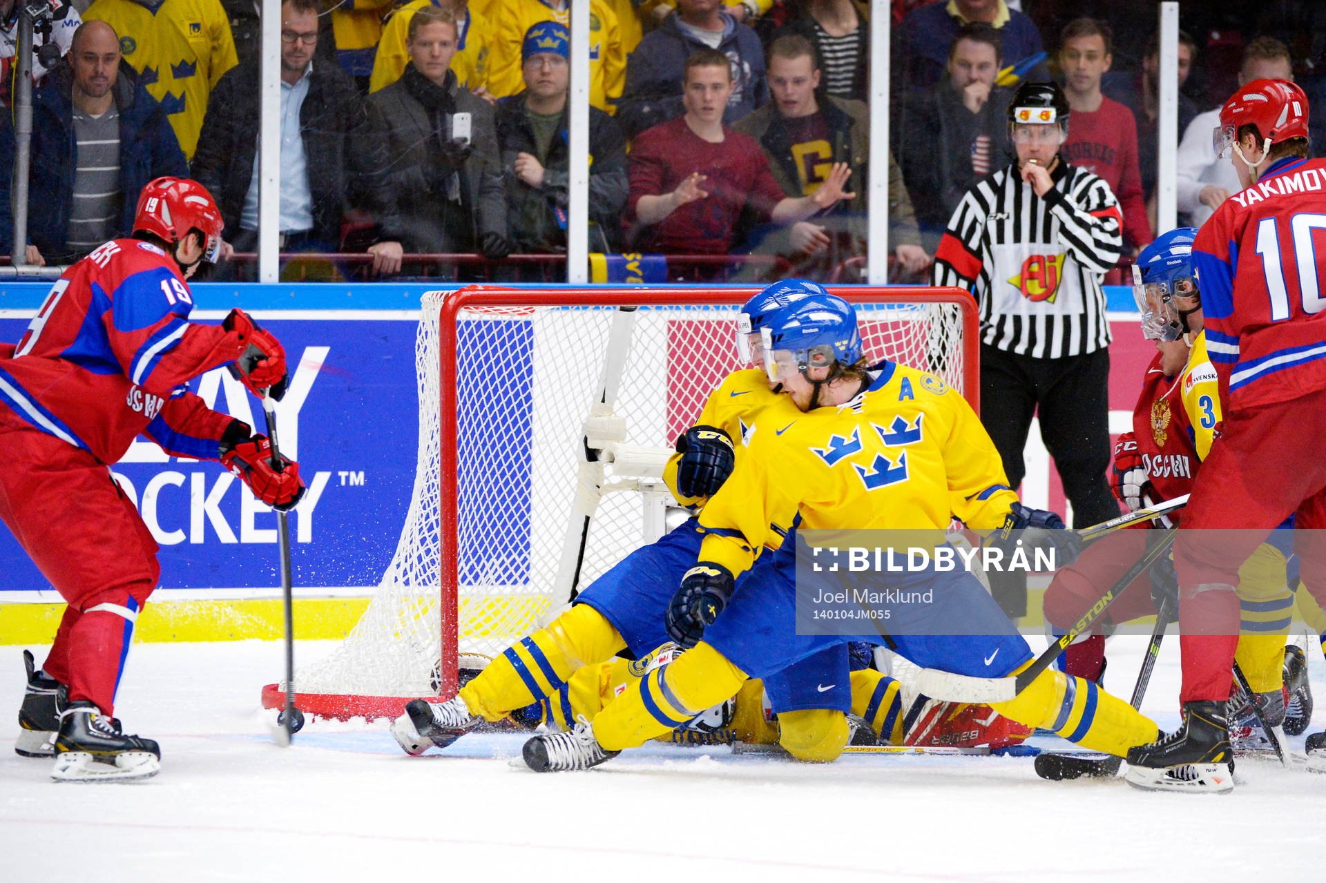 Pavel Buchnevich i Ryssland skuter ett skott som är nära