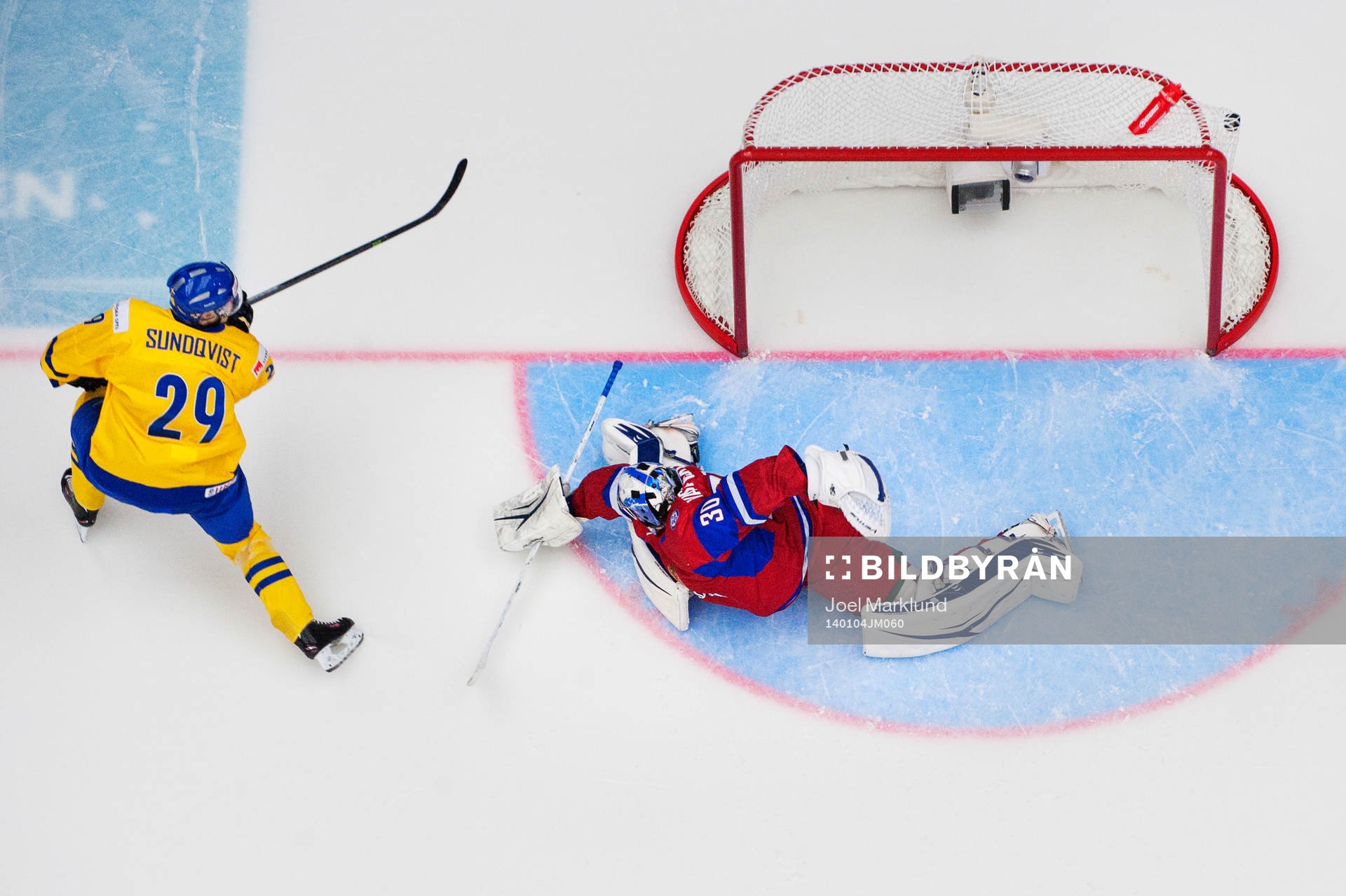 Sveriges Oskar Sundqvist skjuter in 2-0 bakom Rysslands