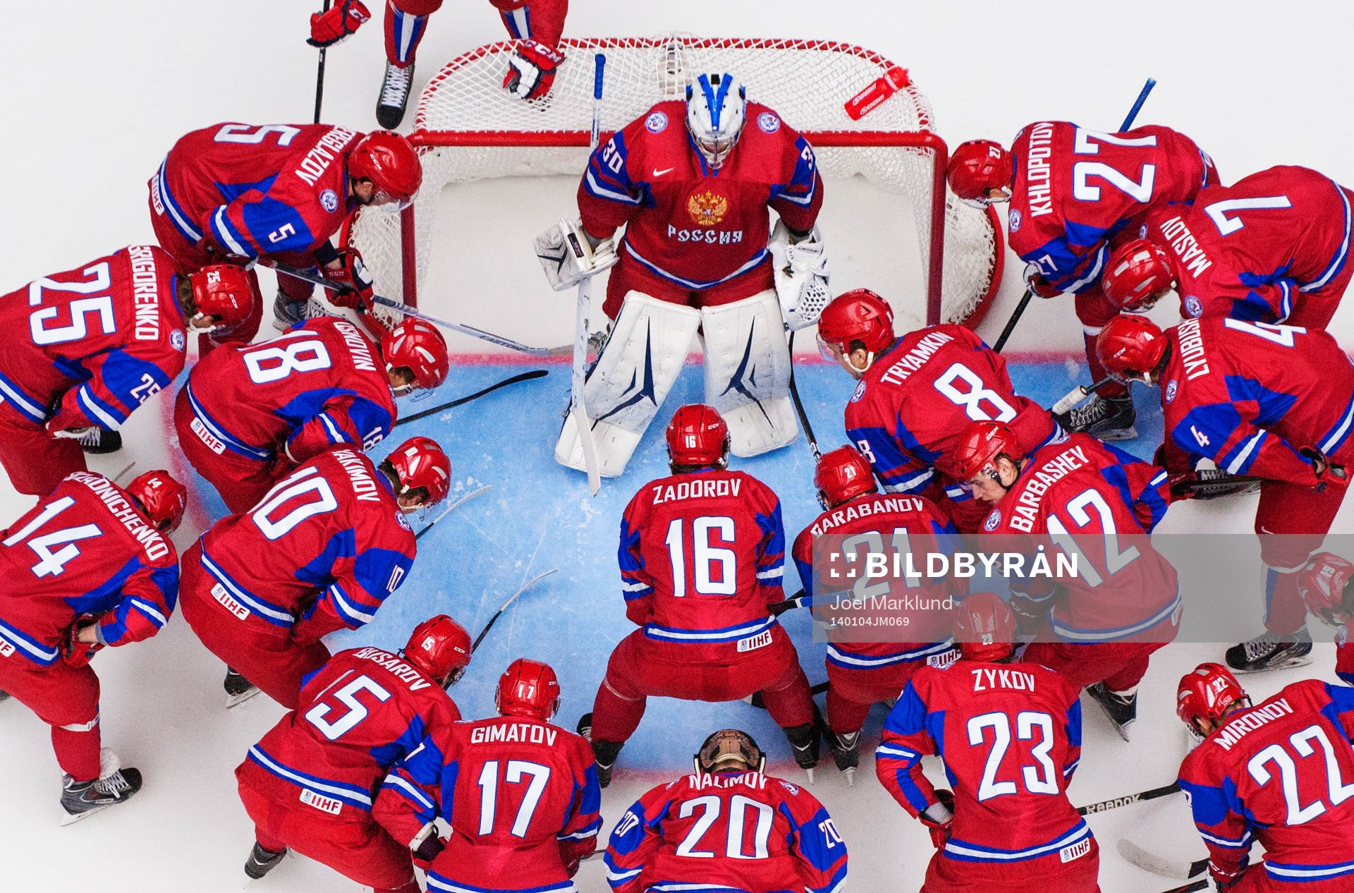 De ryska spelarna samlas runt målvakten Andrei Vasilevski