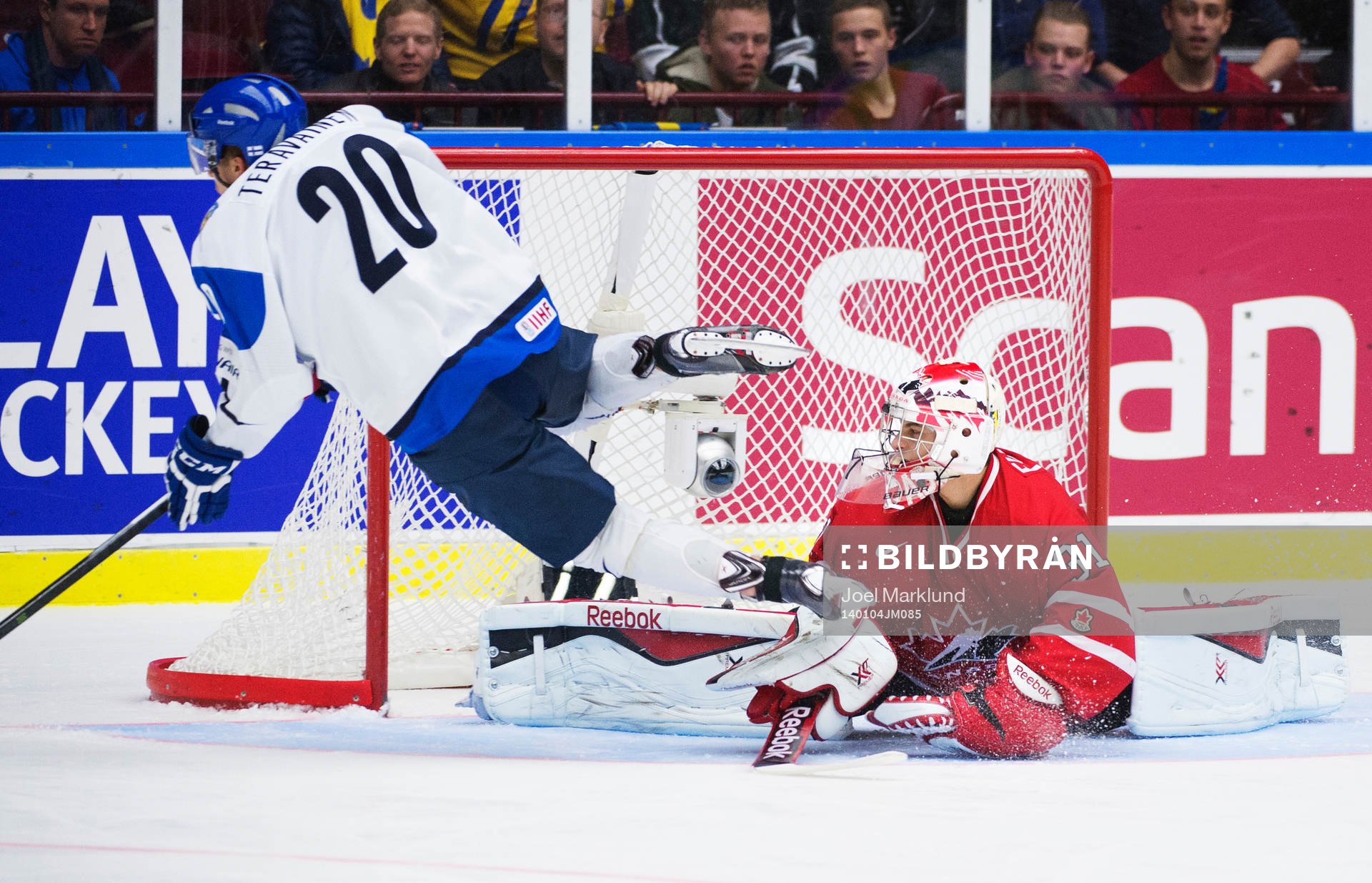 Finlands Teuvo Teravainen blir fälld av Kanadas målvakt