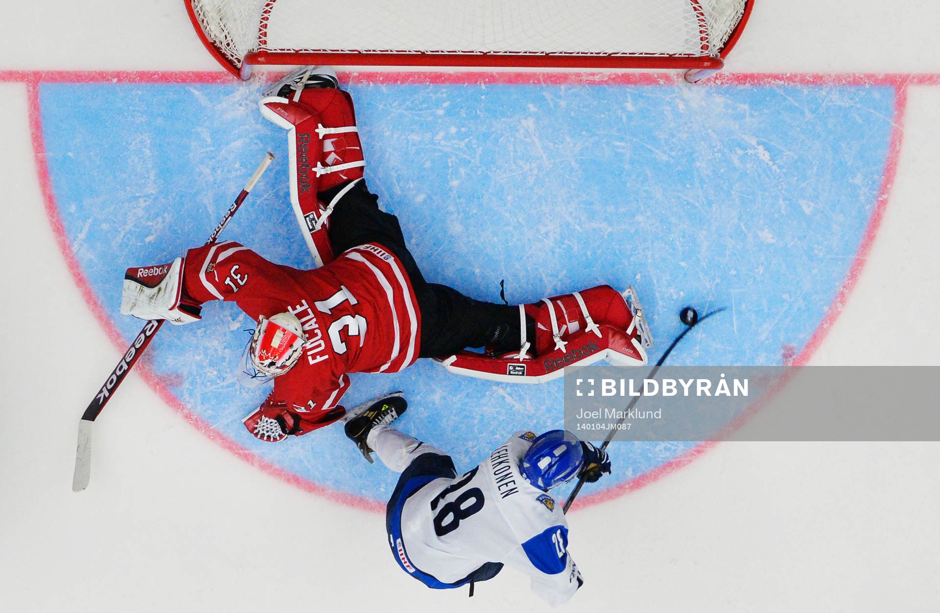 Finlands Artturi Lehkonen gör 0-2 bakom Kanadas målvakt