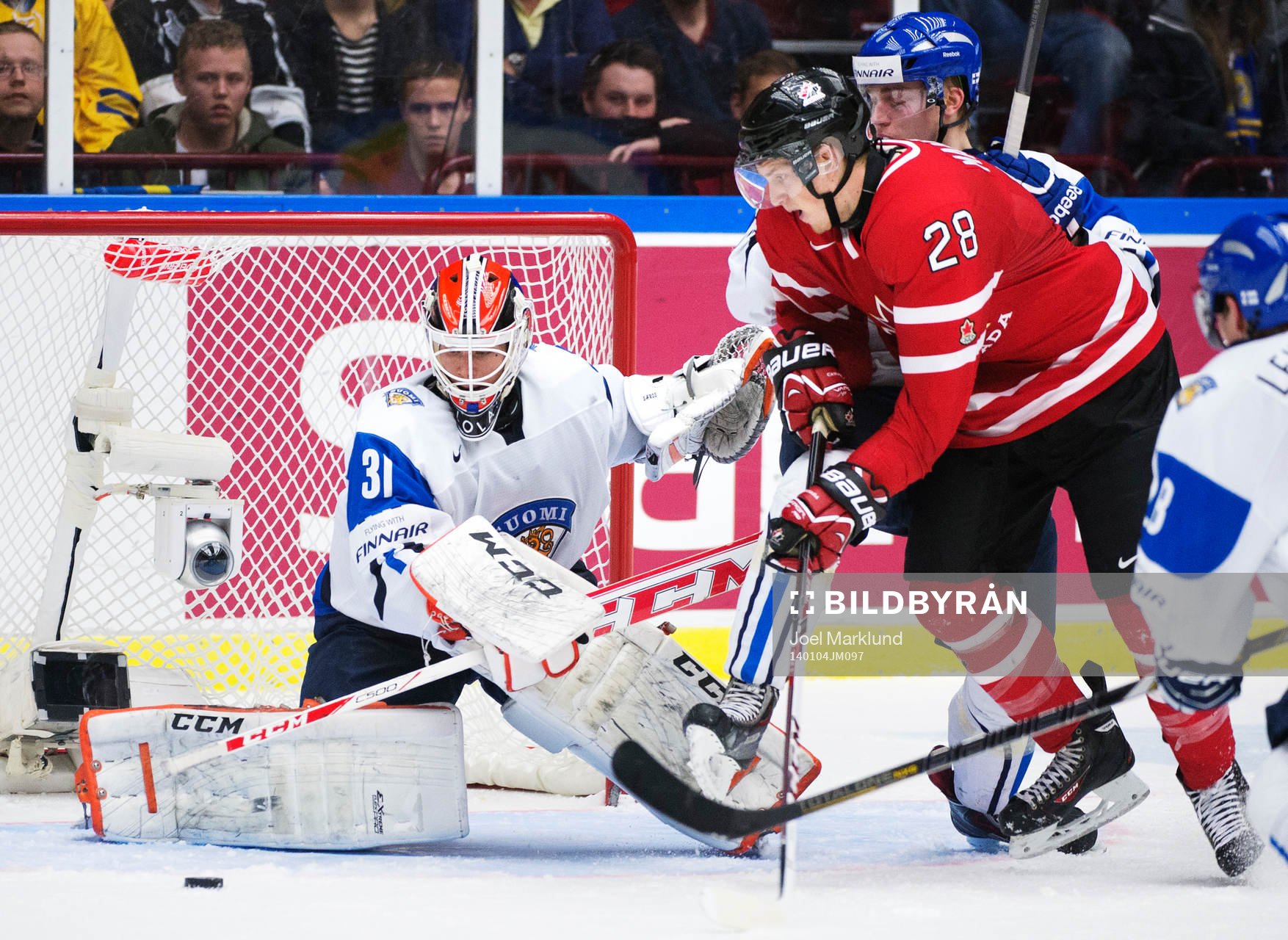 Finlands målvakt Juuse Saros utmanas av Kanadas Anthony
