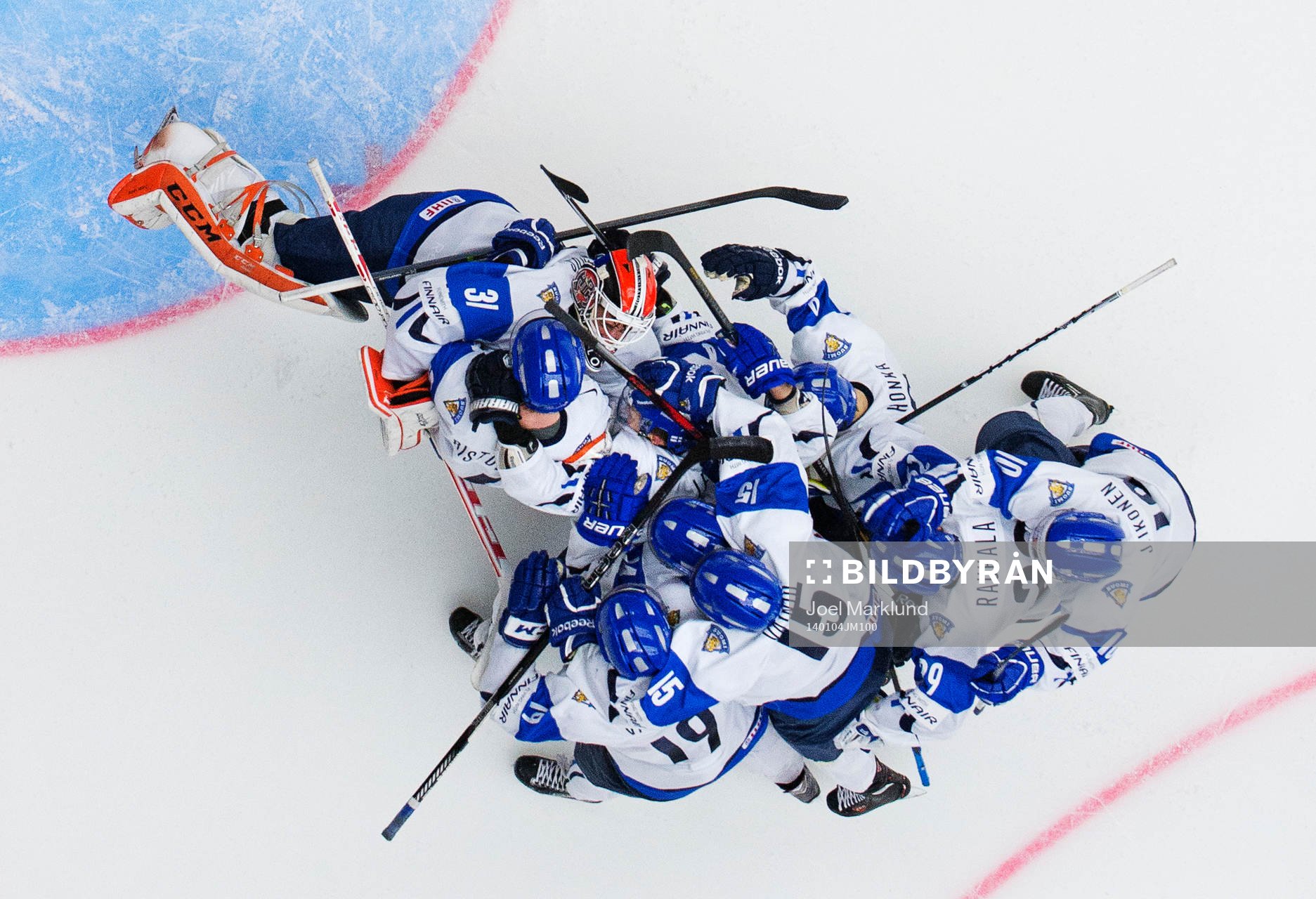Finlands spelare kramar om målvakten Juuse Saros och jublar