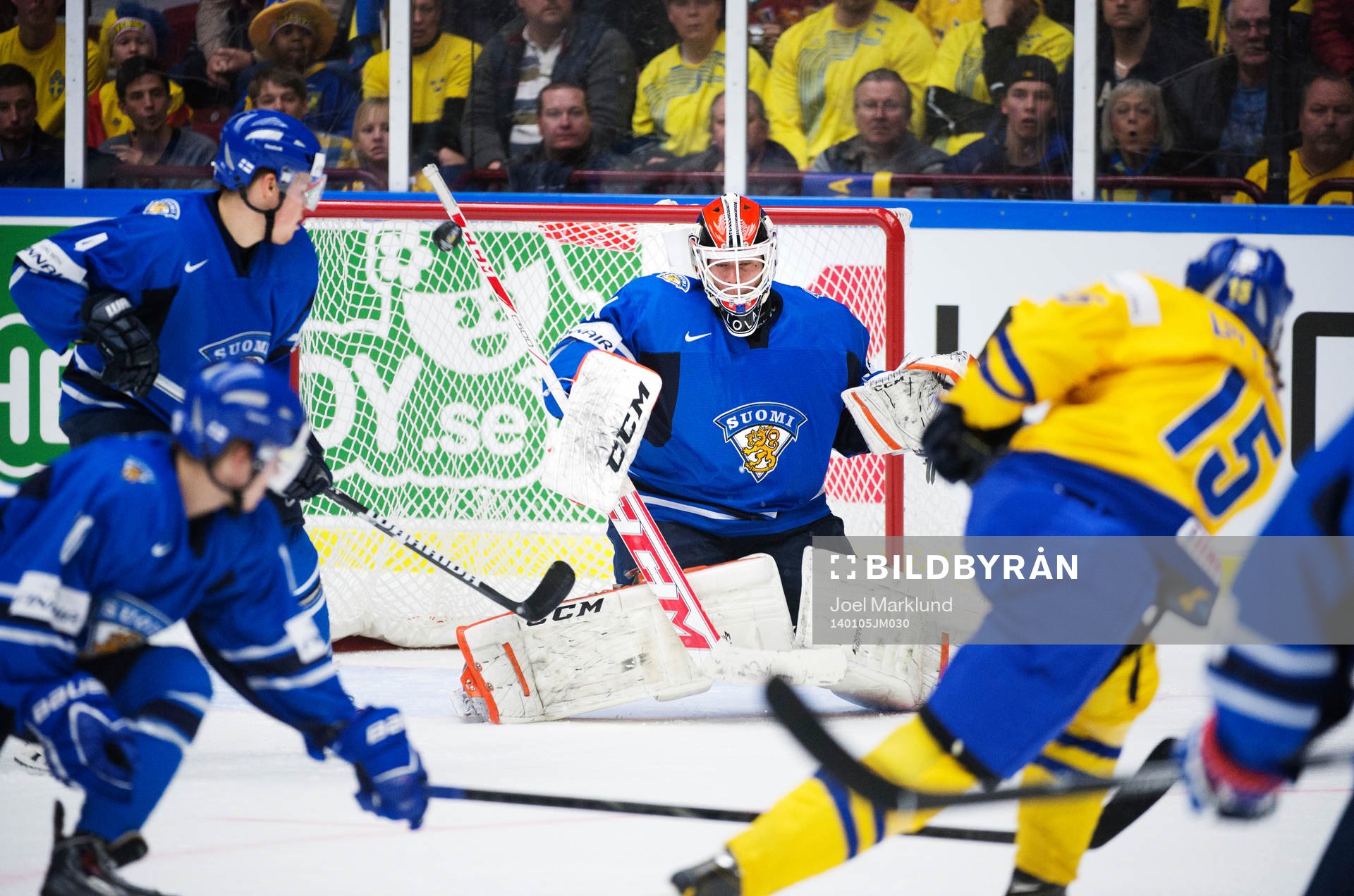 Sveriges Sebastian Collberg skjuter mot Finlands målvakt
