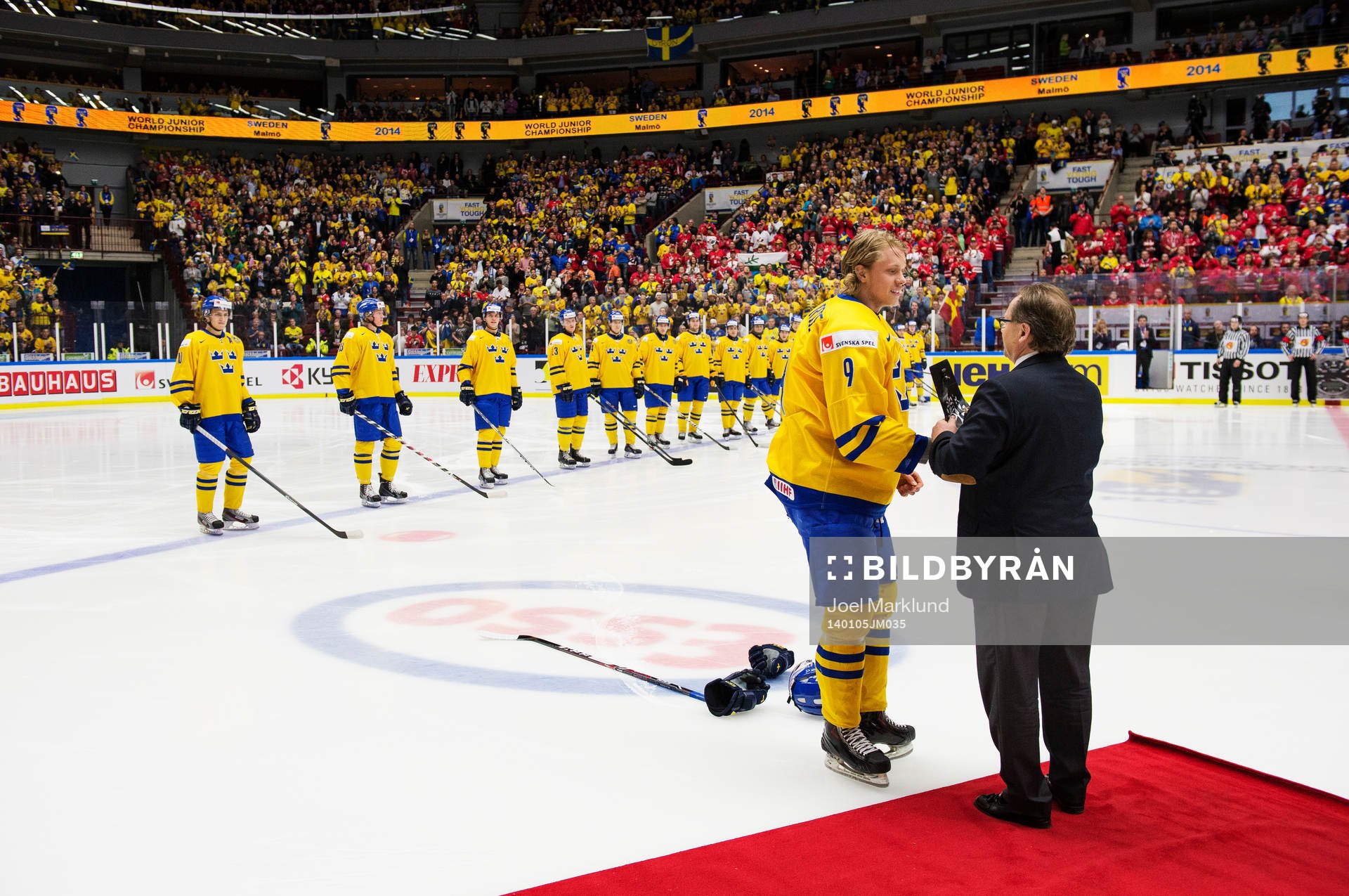 Sveriges Jacob de la Rose tar emot ett pris av Svenska