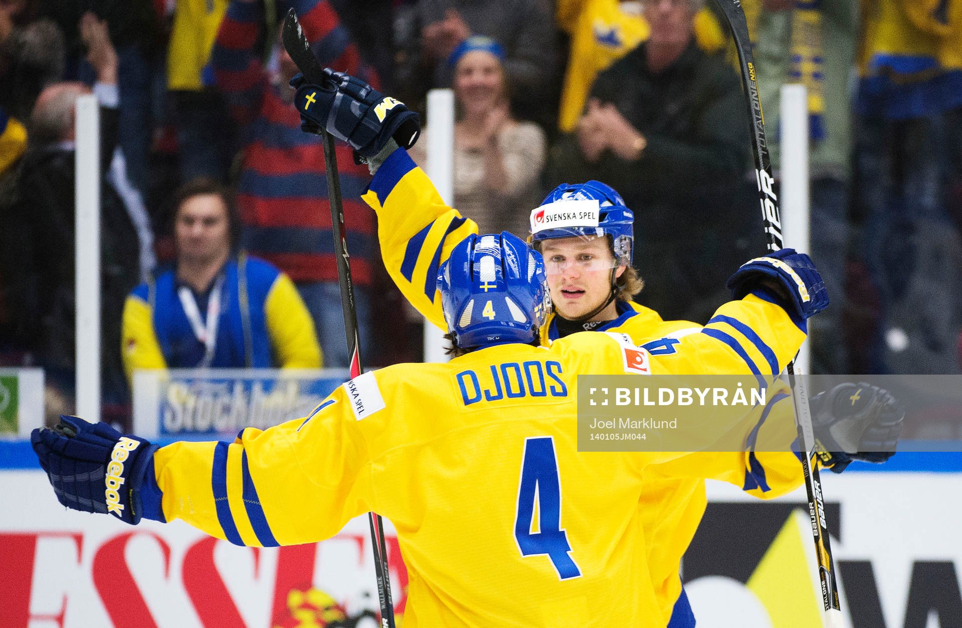 Sveriges Christian Djoos och Lucas Wallmark jublar