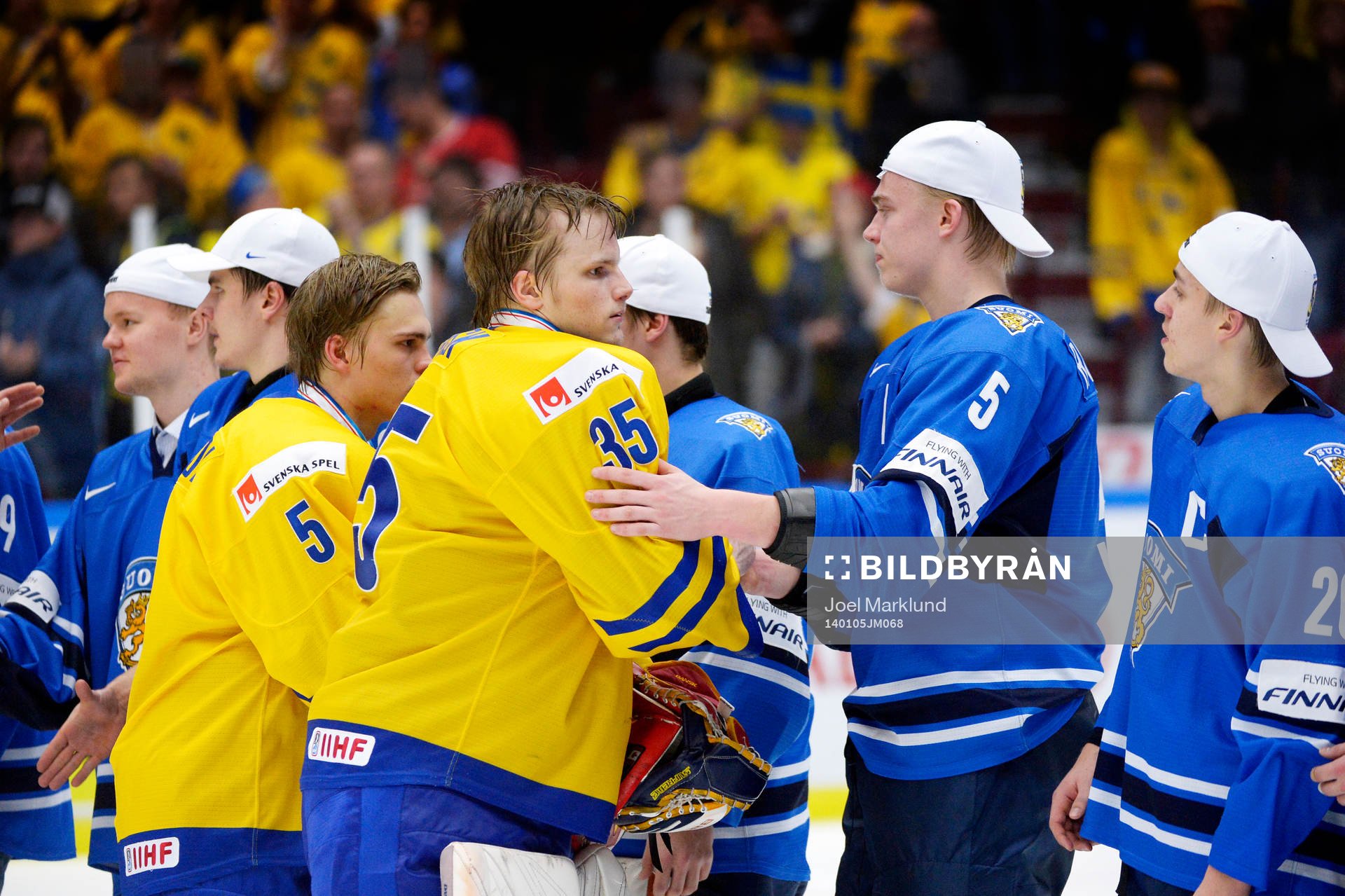 målvakt Oscar Dansk  och Rasmus Ristolainen tackar varandra