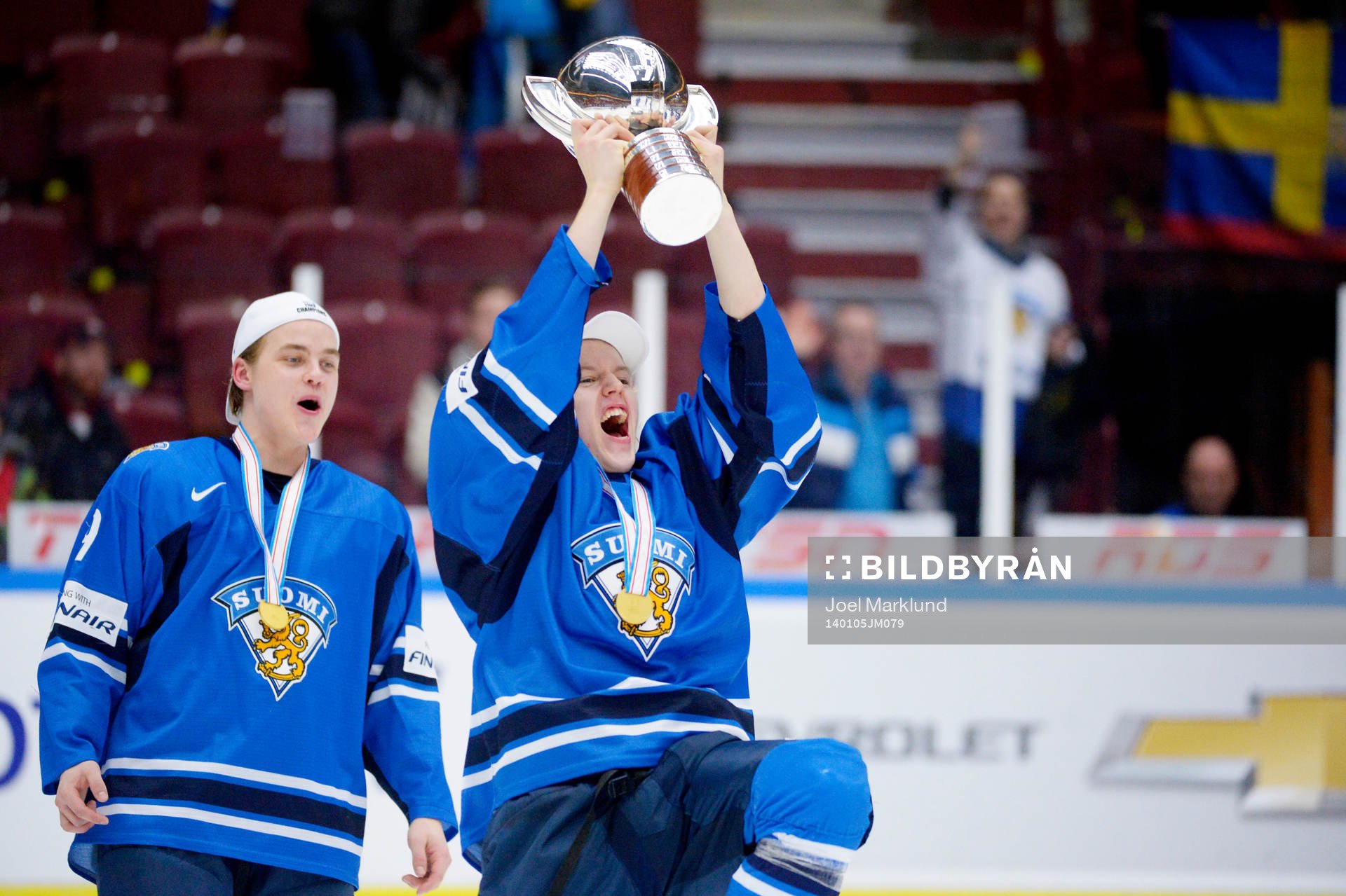 Julius Honka jublar med pokalen