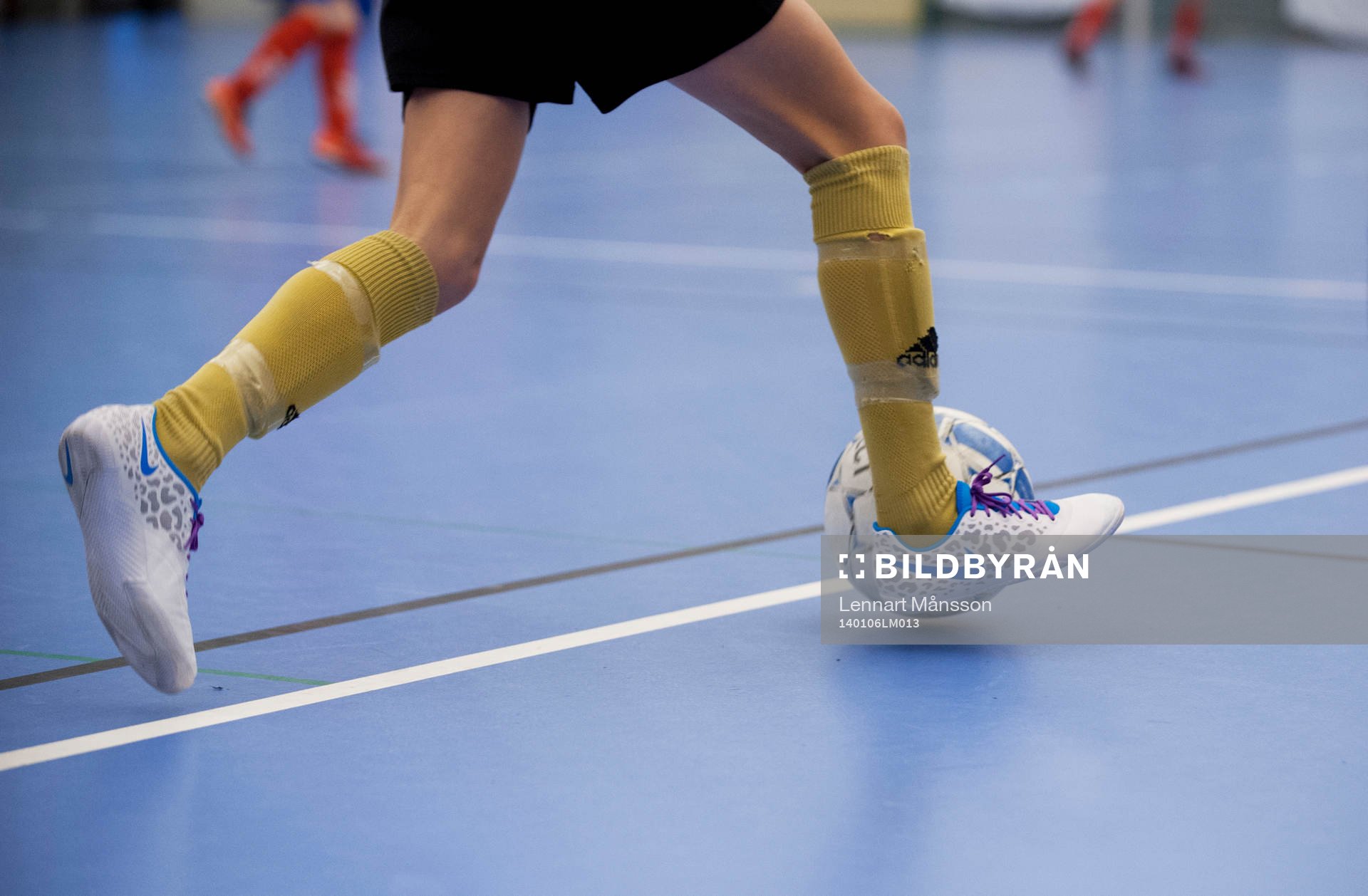 Närkamp, tillslag på boll, teknik, bollbehandling i