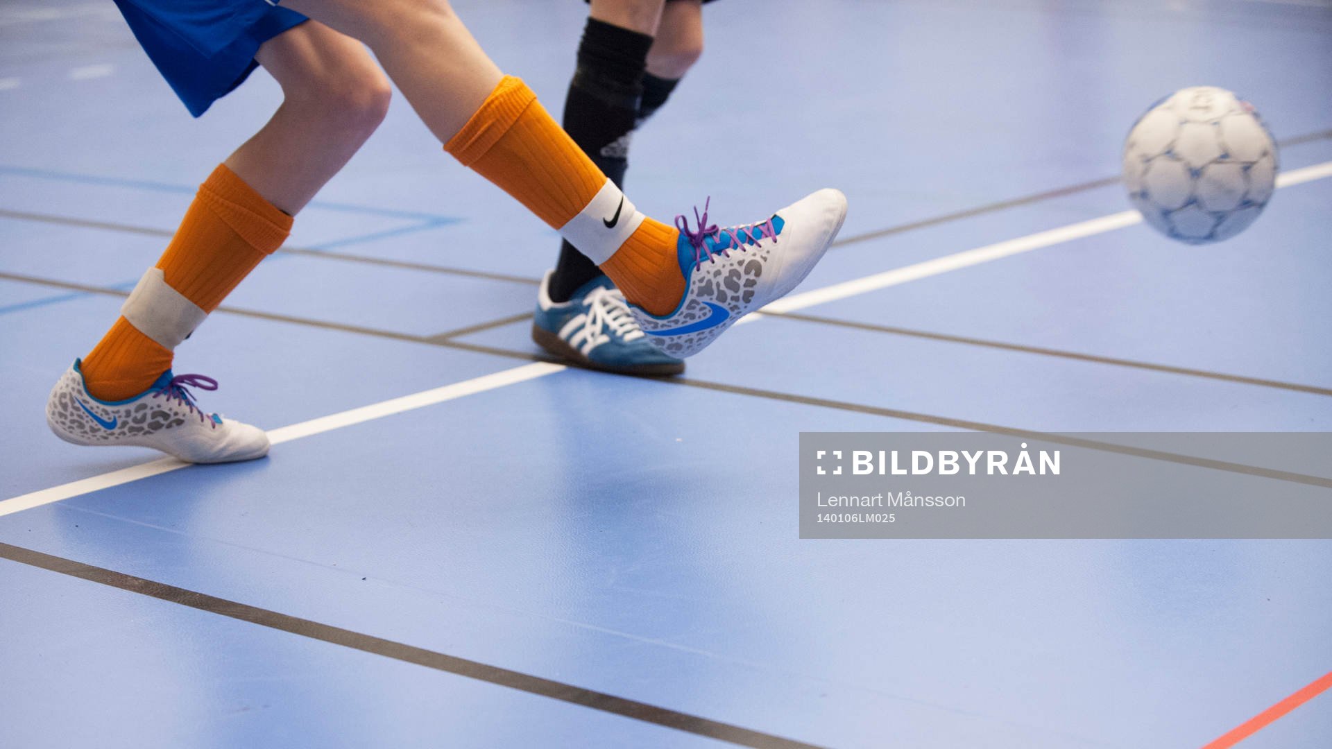 Närkamp, tillslag på boll, teknik, bollbehandling i