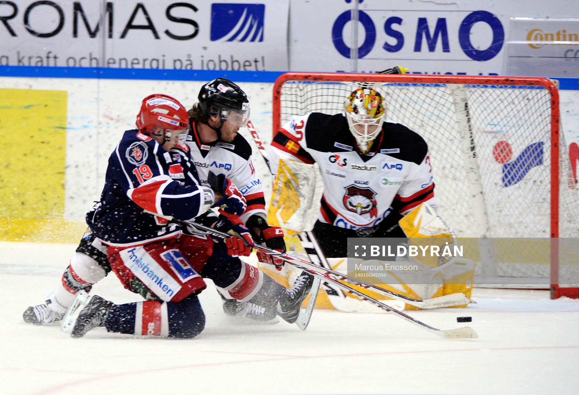Södertäljes Jason Gregoire stoppas av Malmö Redhawks