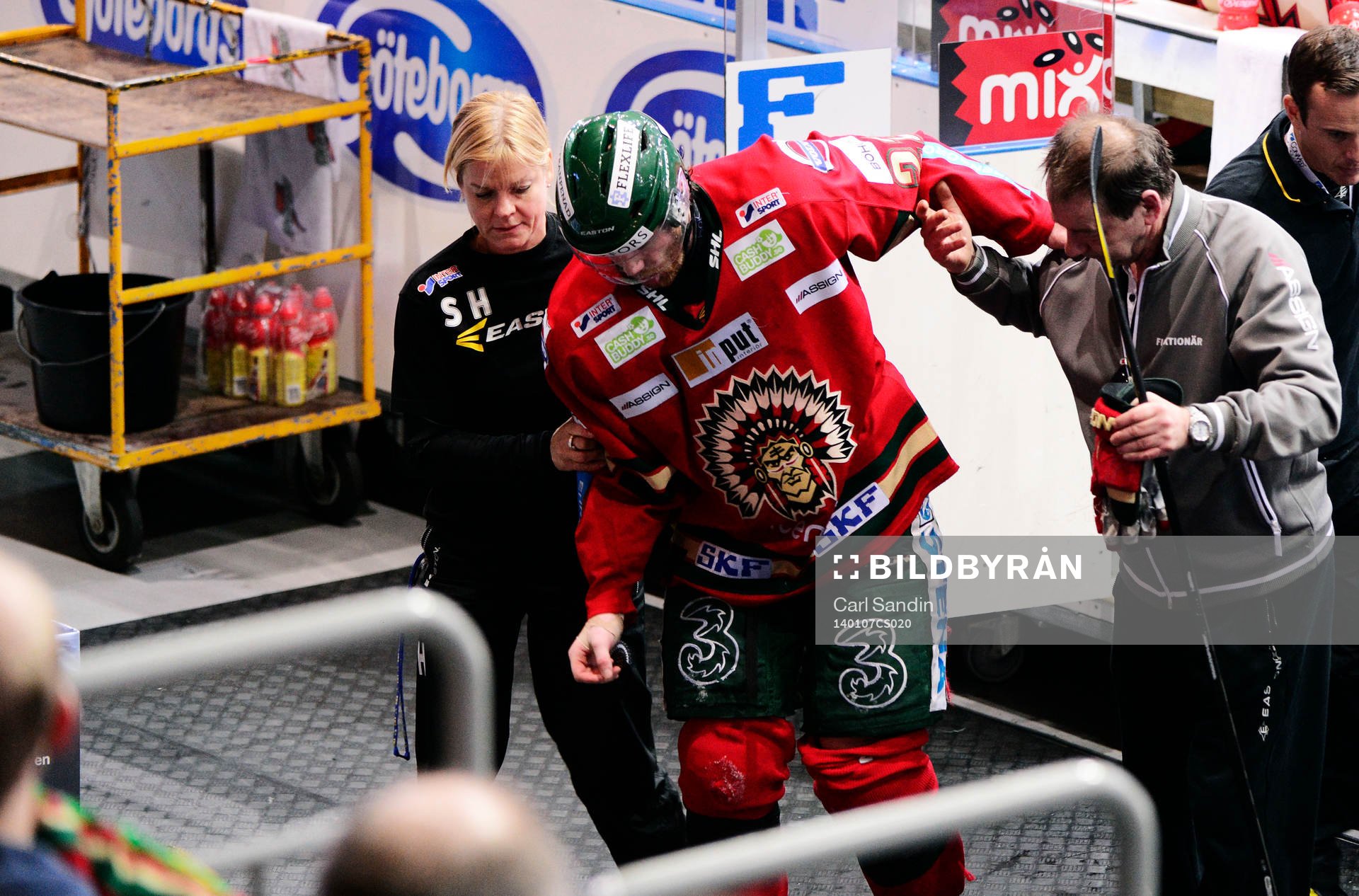 Frölundas Robin Figren lämnar isen