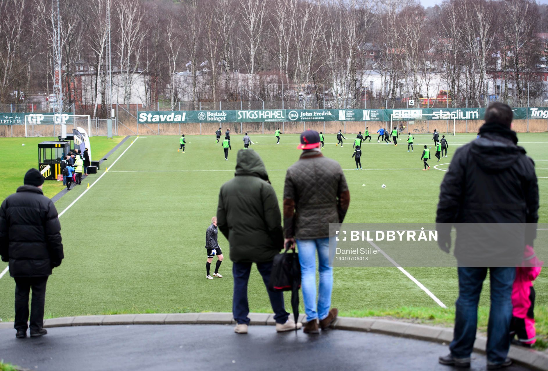 Några åskådare hade tagit sig till Häckens första