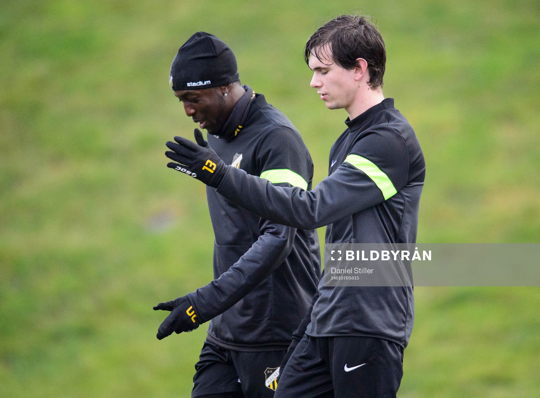 Ronald Mukiibi (från Qviding) och Sebastian Olsson (från