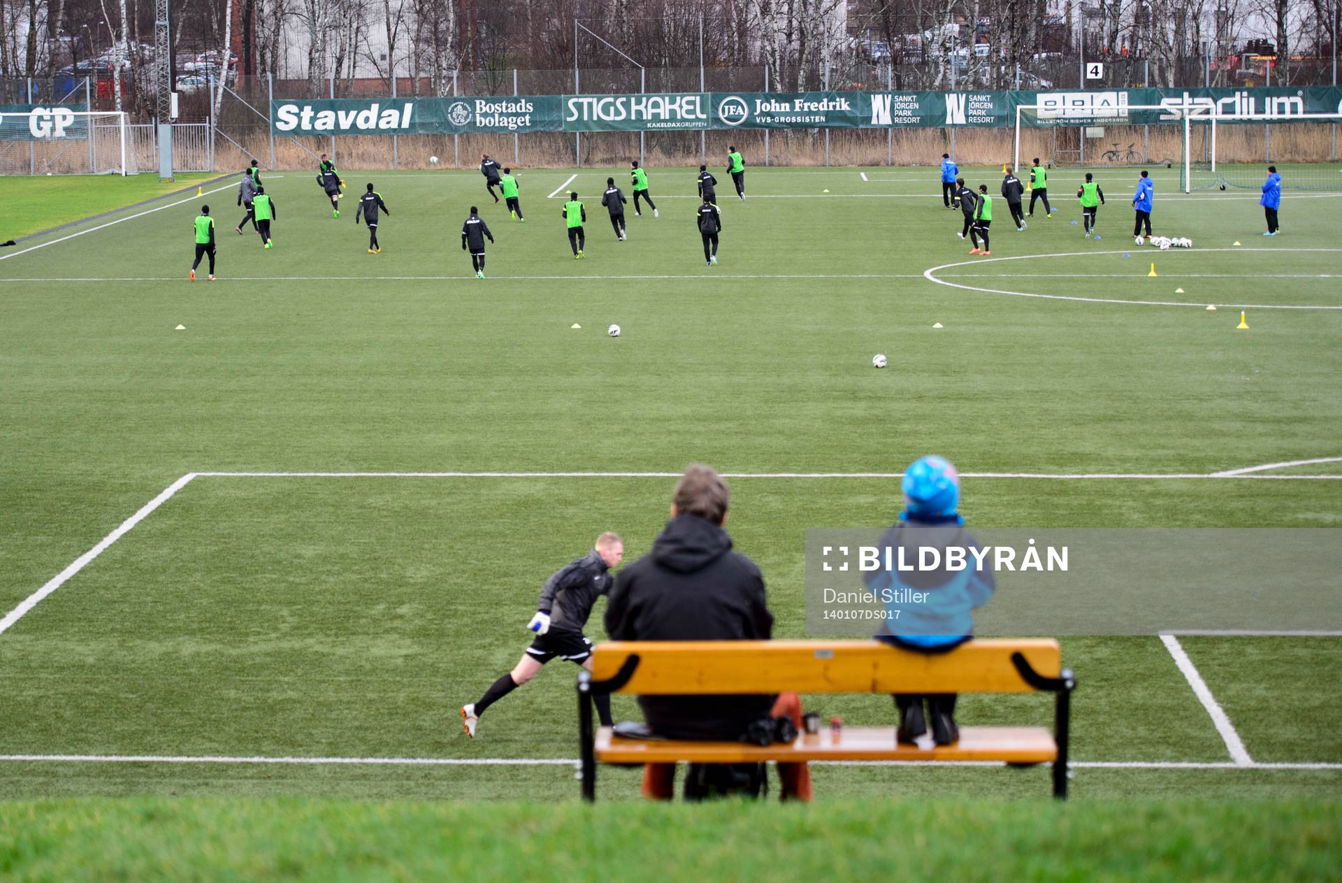 Några åskådare hade tagit sig till Häckens första