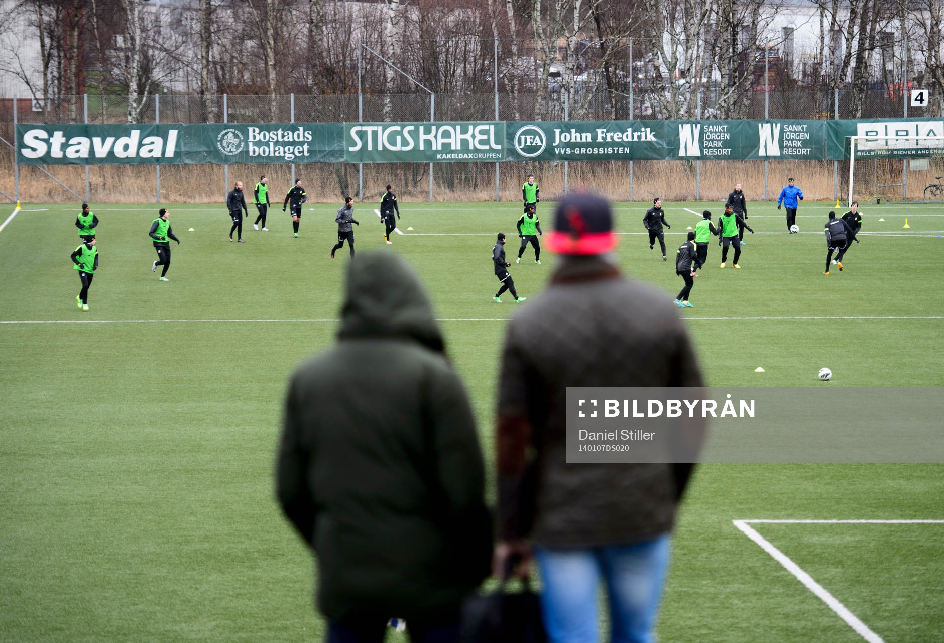 Några åskådare hade tagit sig till Häckens första