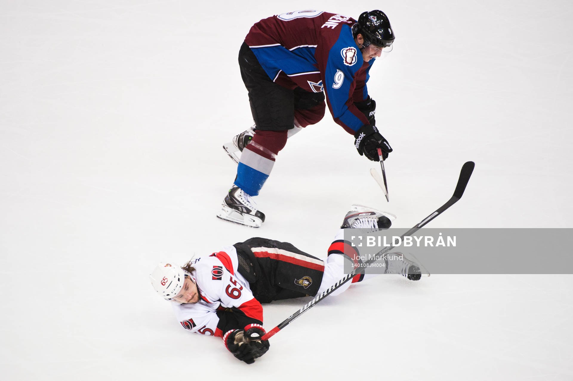 Ottawas Erik Karlsson tacklas av Colorados Matt Duchene