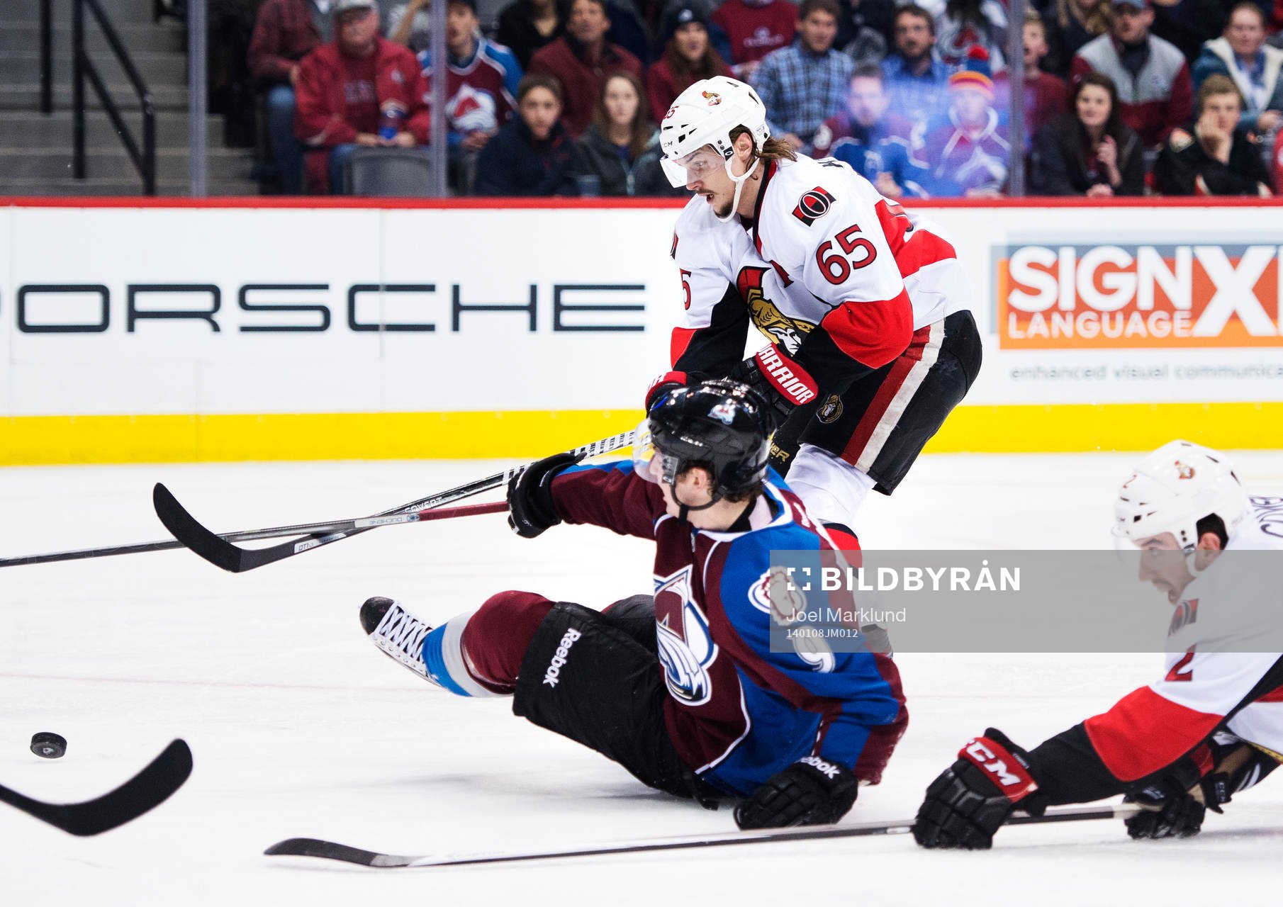 Ottawas Erik Karlsson i kamp om pucken med Colorados Matt