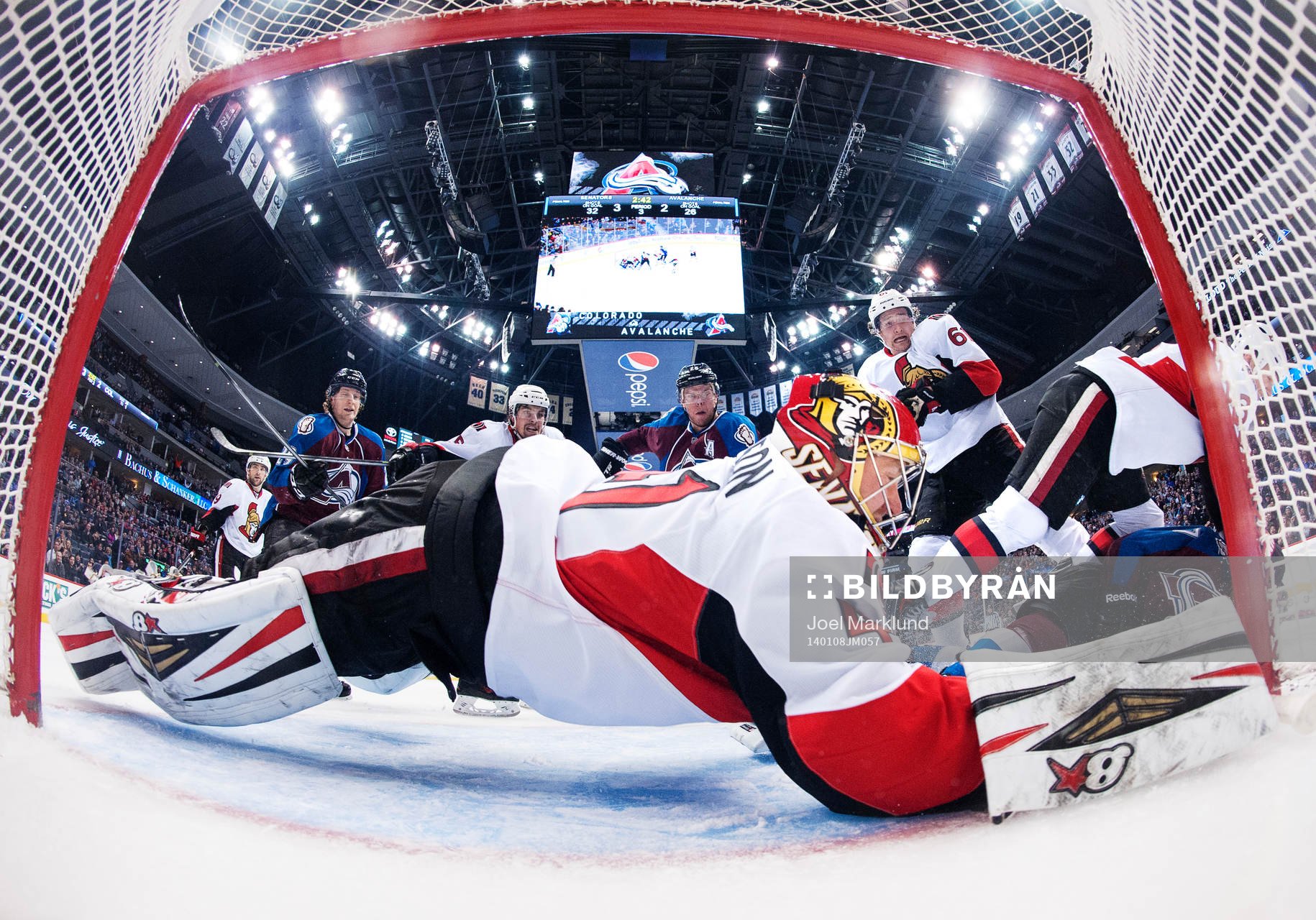 Ottawas målvakt Craig Anderson slänger sig