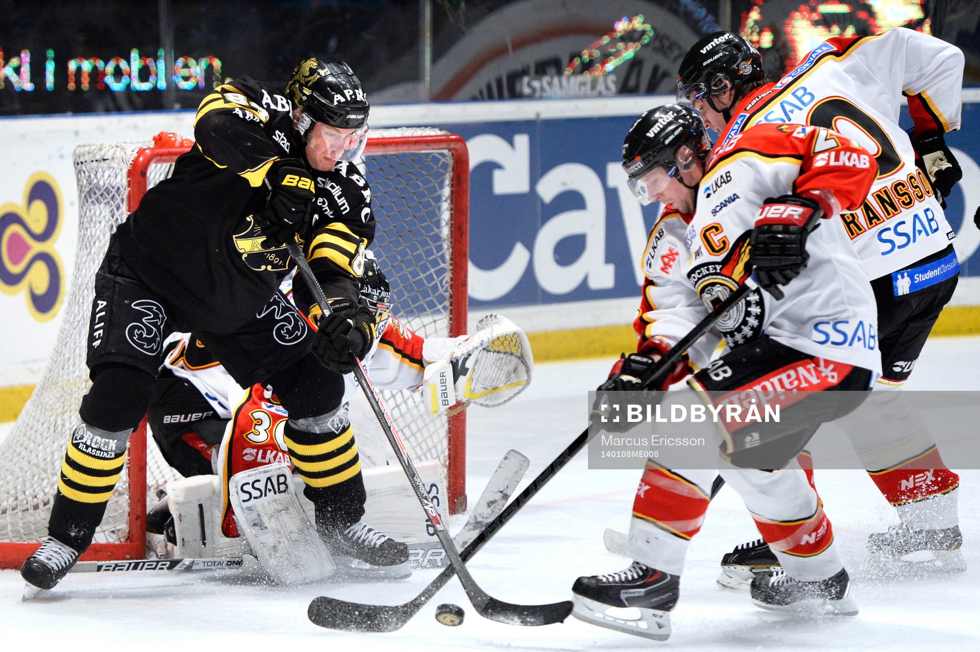 s Patric Blomdahl i kamp om pucken med Luleås Chris Abbott