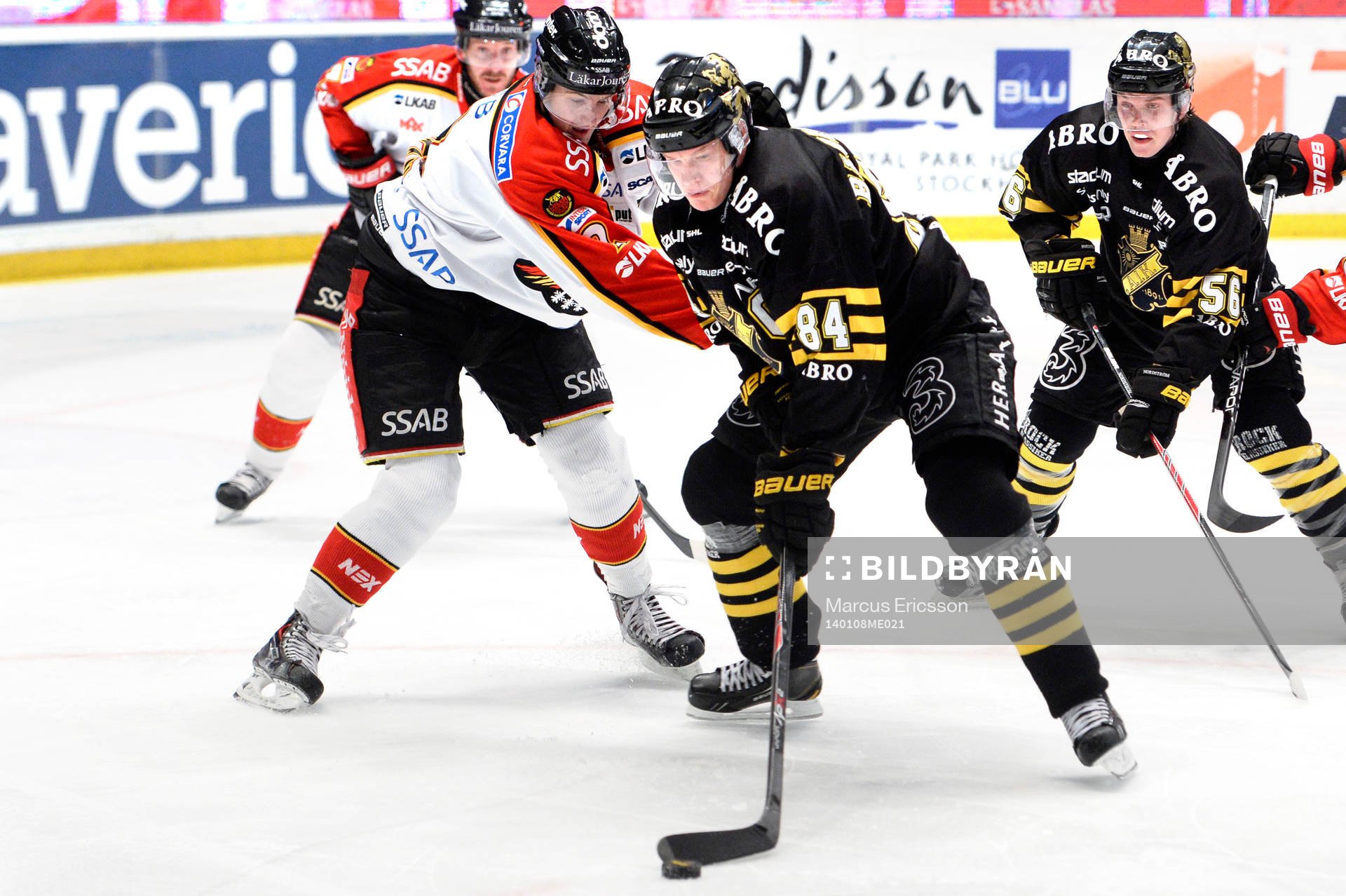 s Patric Blomdahl i kamp om pucken med Luleås Dean Kukan