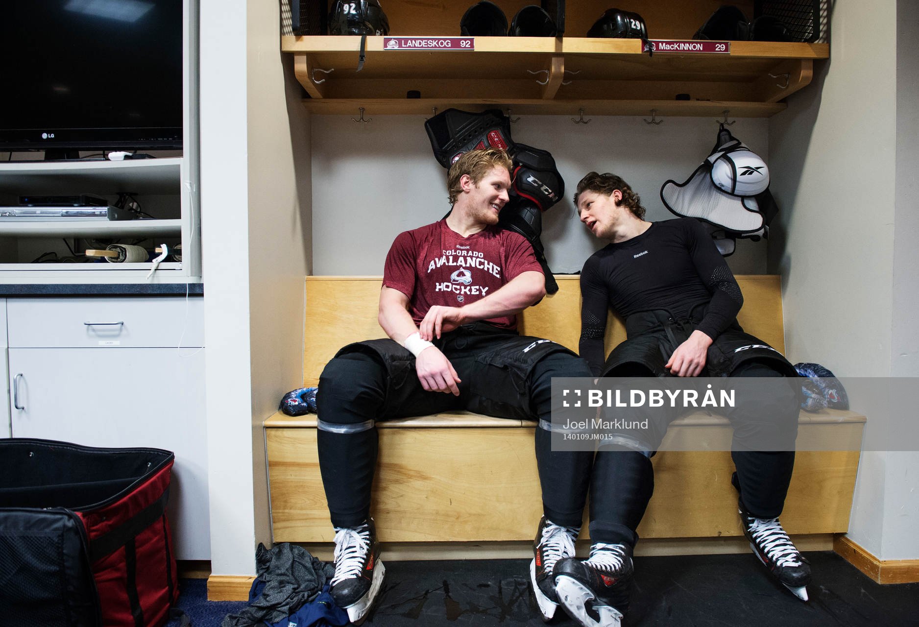 Gabriel Landeskog och Nathan MacKinnon pratar med varandra