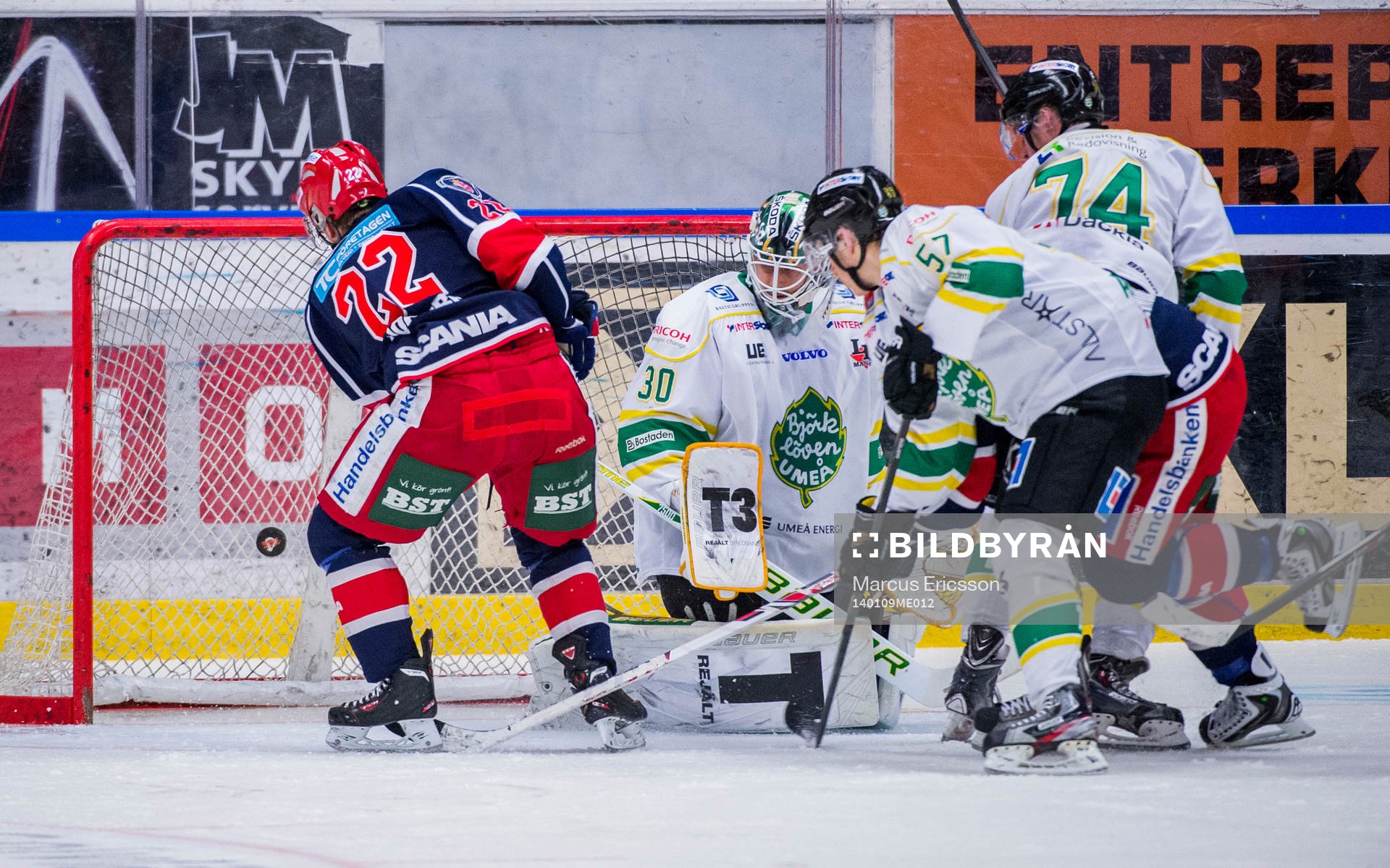Björklövens målvakt Andrew Raycroft tappar pucken så