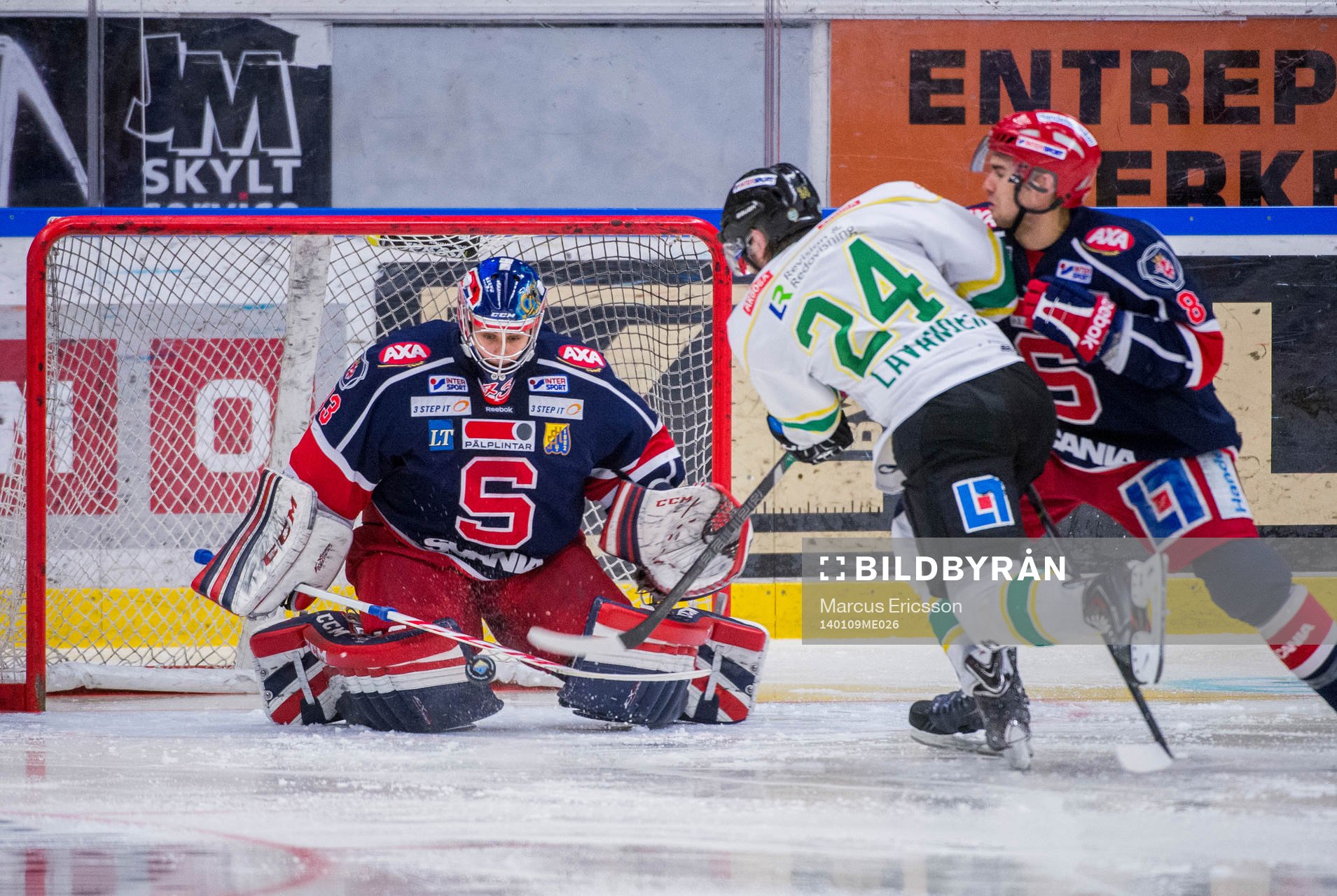 Södertäljes målvakt Sebastian Idoff täcker skott från