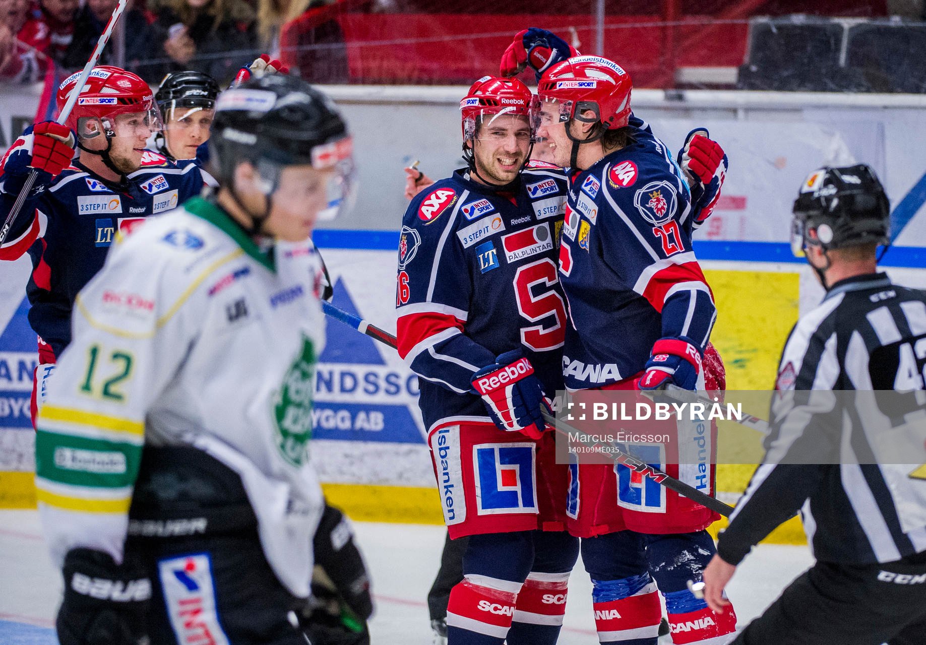 Södertäljes Emil Billberg och Jacob Dahlström kramas om