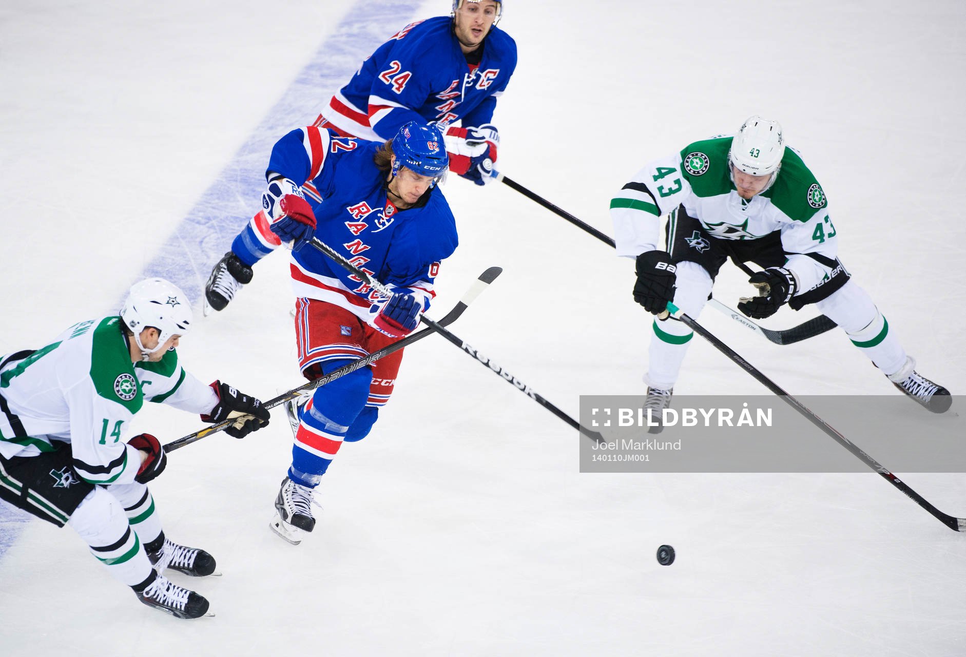 New Yorks Carl Hagelin dribblar
