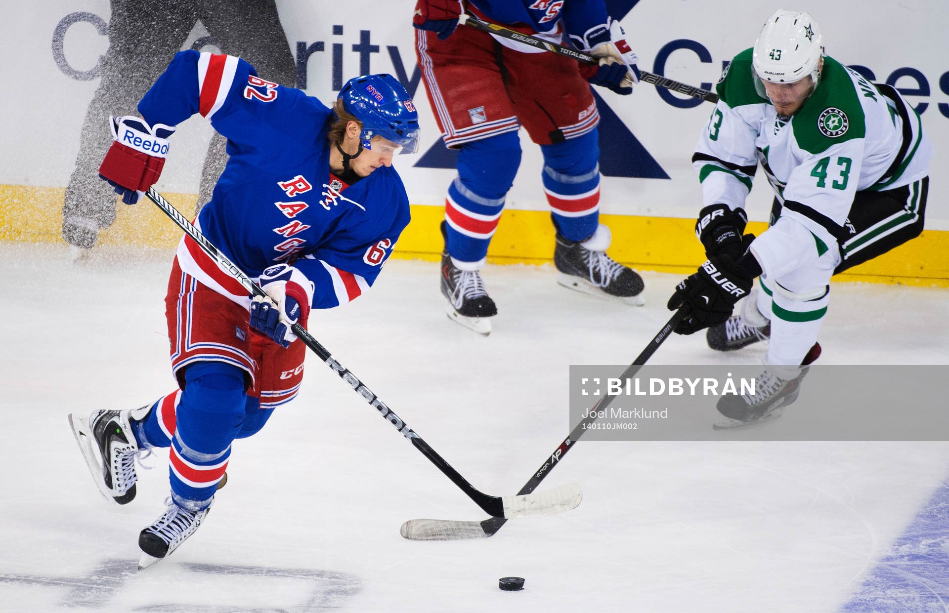 New Yorks Carl Hagelin dribblar