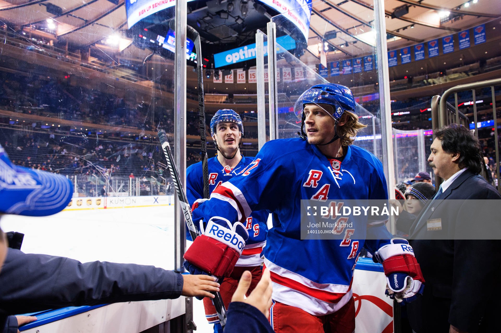 New Yorks Carl Hagelin (t h) lämnar uppvärmningen