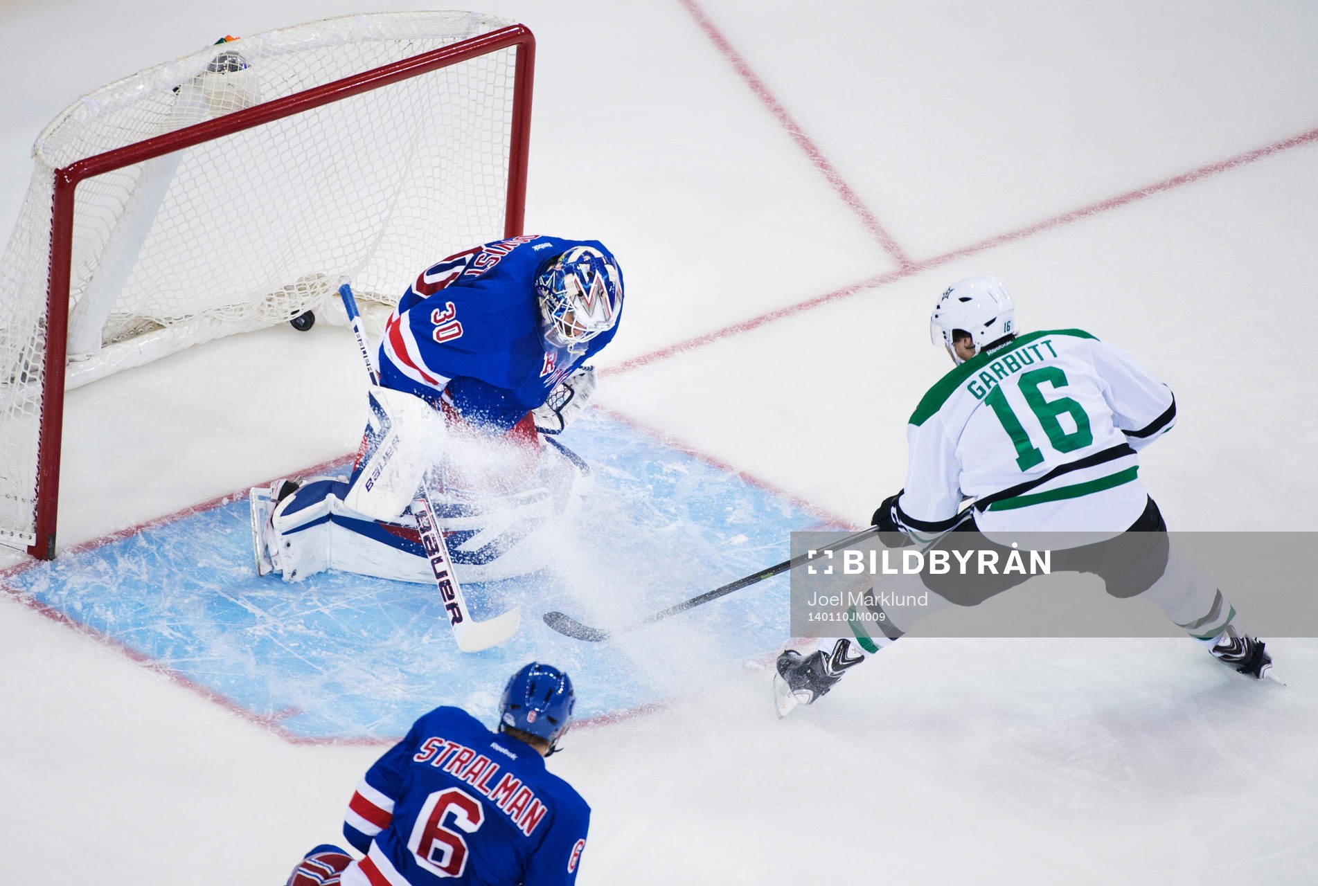 Dallas Ryan Garbutt gör 1-2 bakom New Yorks målvakt