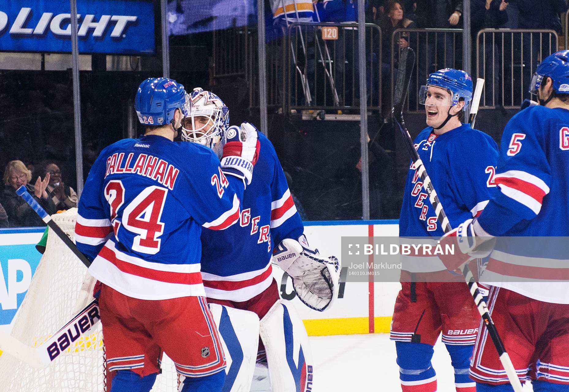 New Yorks Ryan Callahan och målvakt Henrik Lundqvist jublar