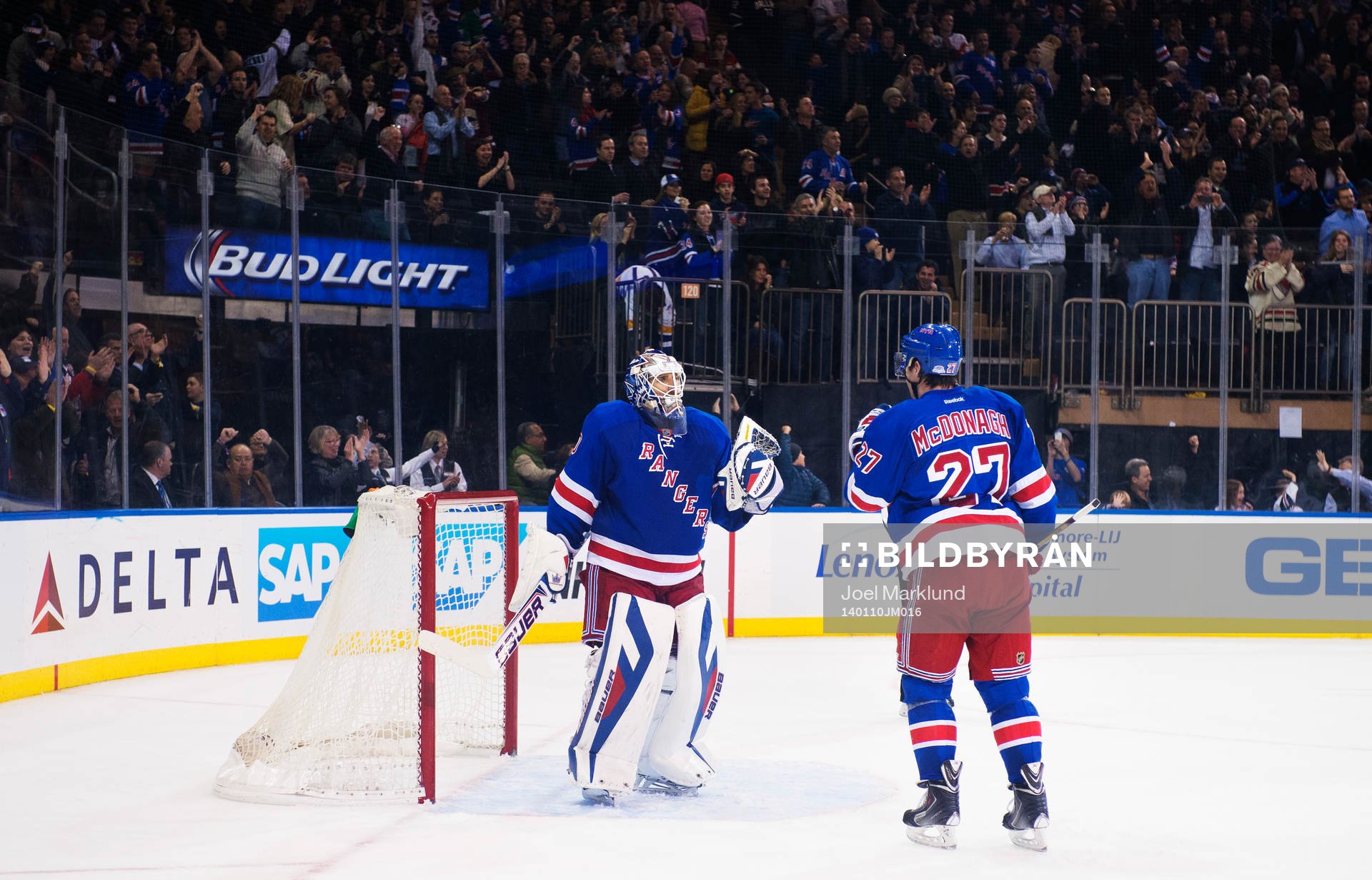 New Yorks målvakt Henrik Lundqvist och Ryan McDonagh jublar