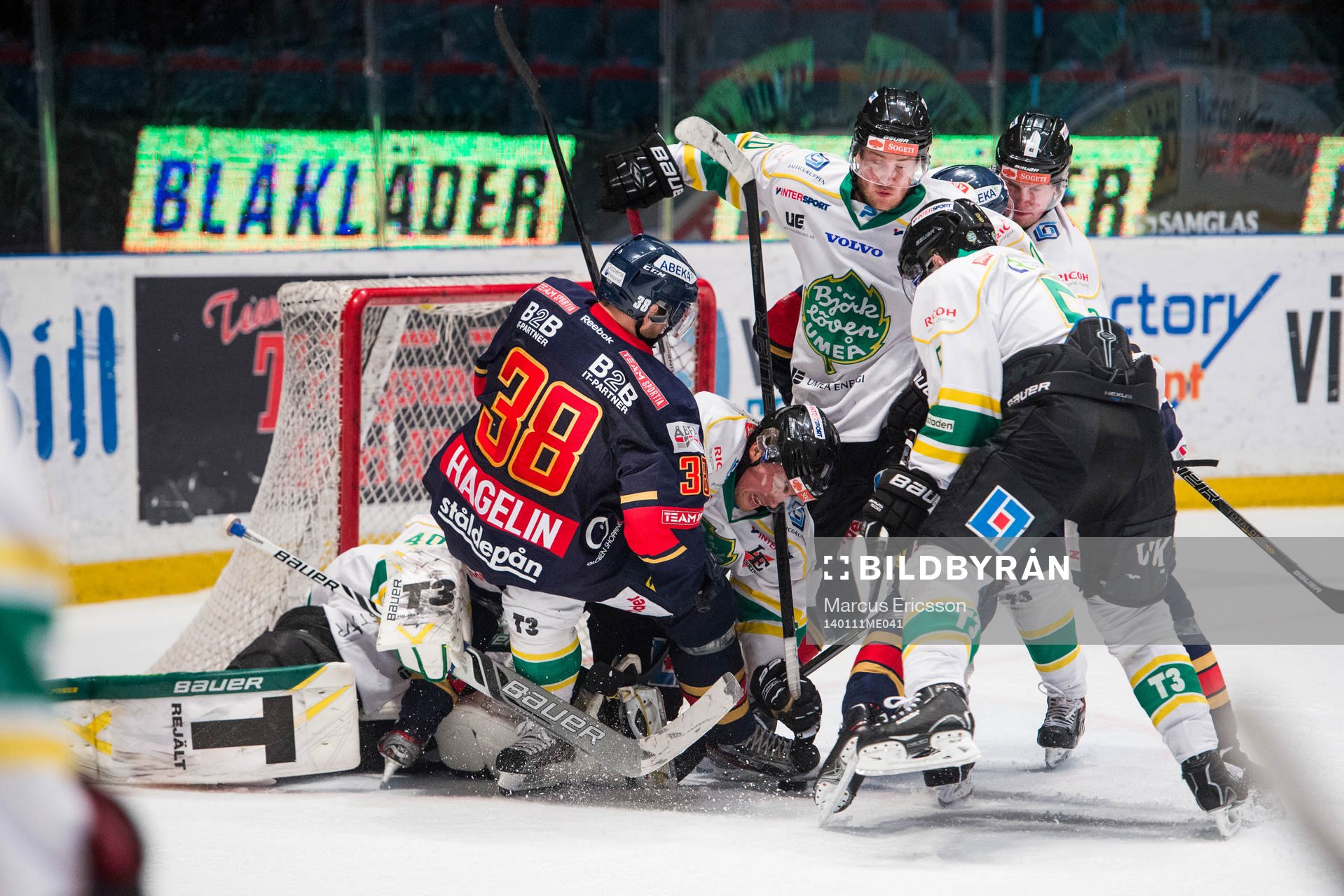 Björklöven får inte kontroll på pucken och trycker