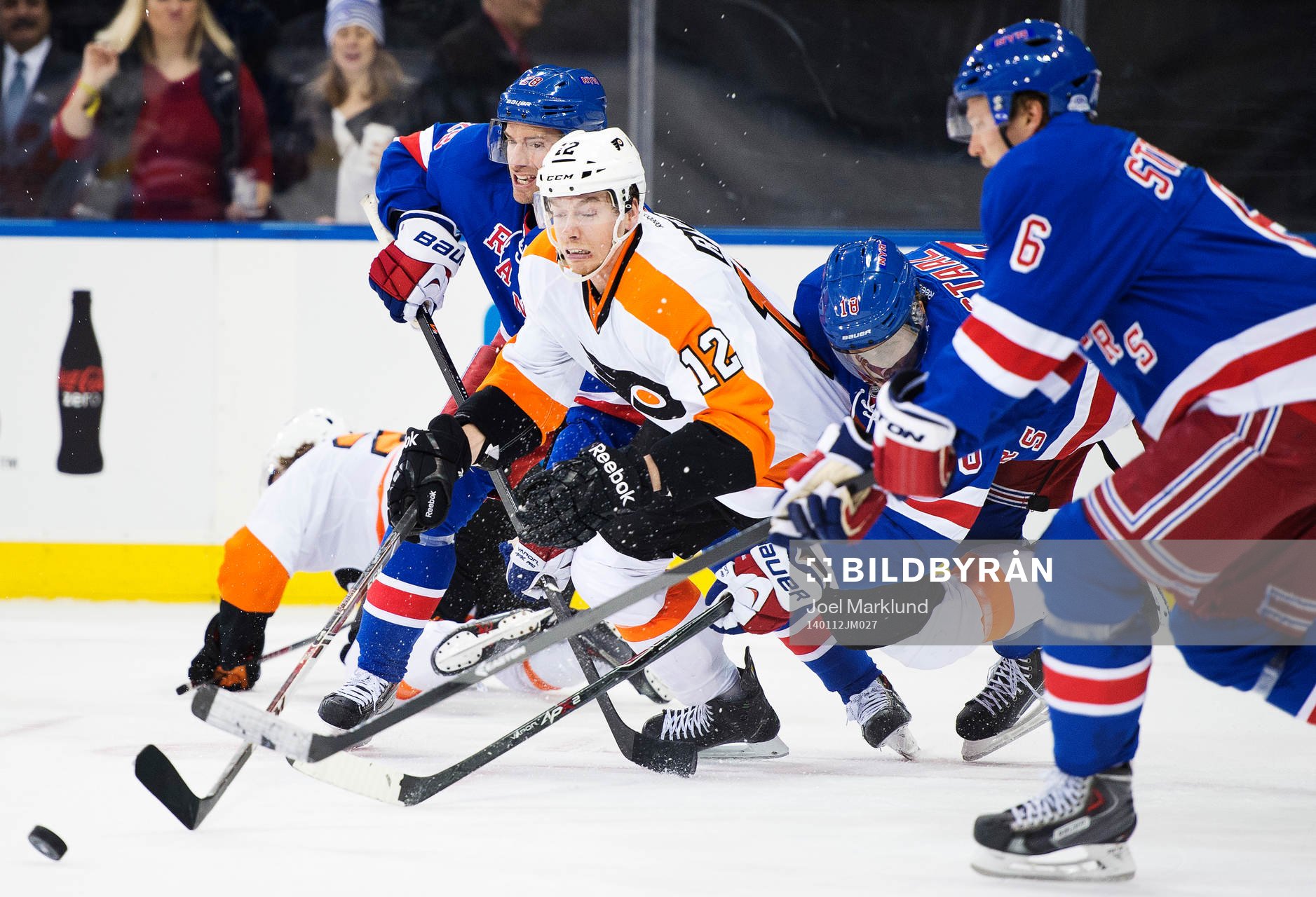 Philadelphias Michael Raffl kämpar mot New Yorks Dominic