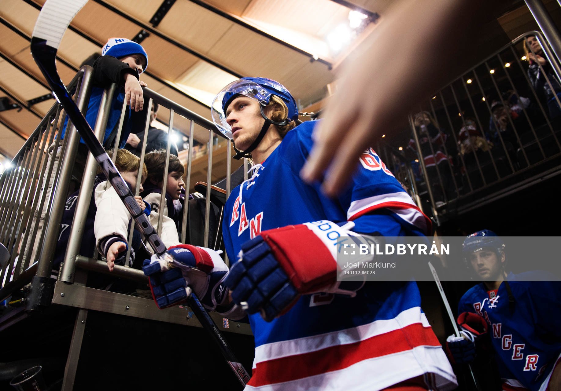 New Yorks Carl Hagelin gör entré till ishockeymatchen i