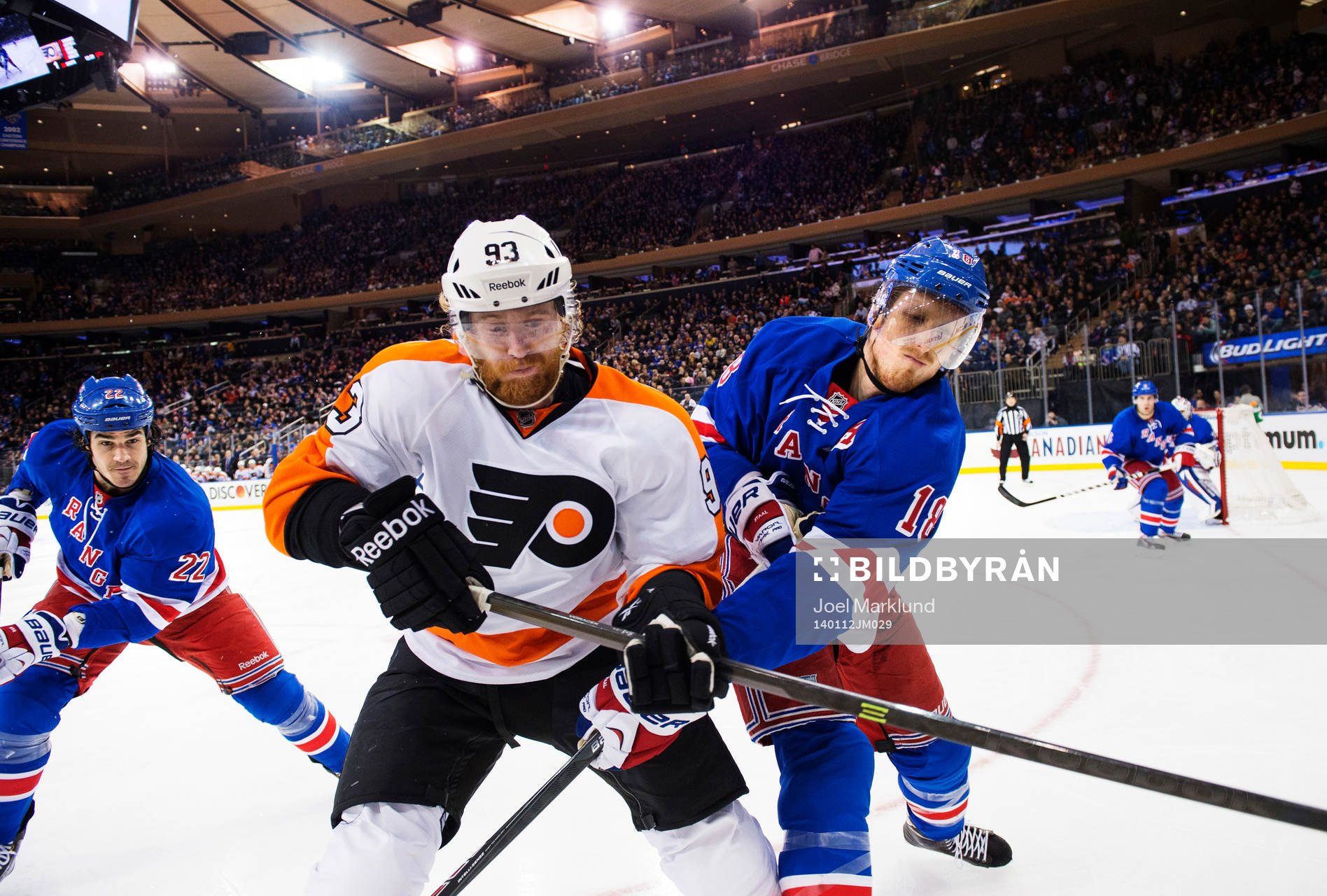 Philadelphias Jakub Voracek utmanas av New Yorks Marc Staal