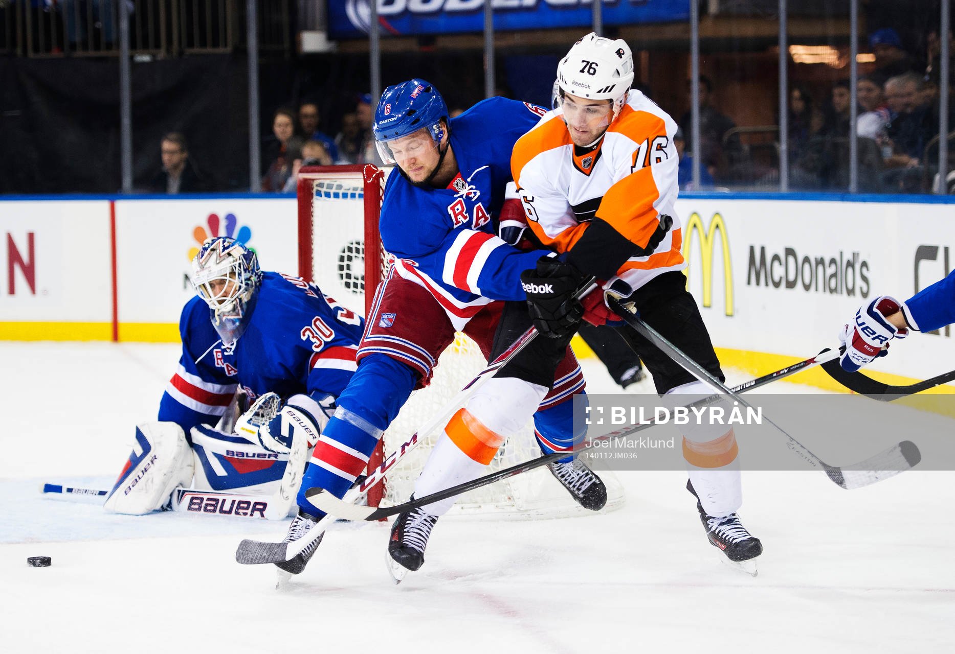 New Yorks Anton Strålman håller undan Philadelphias Chris